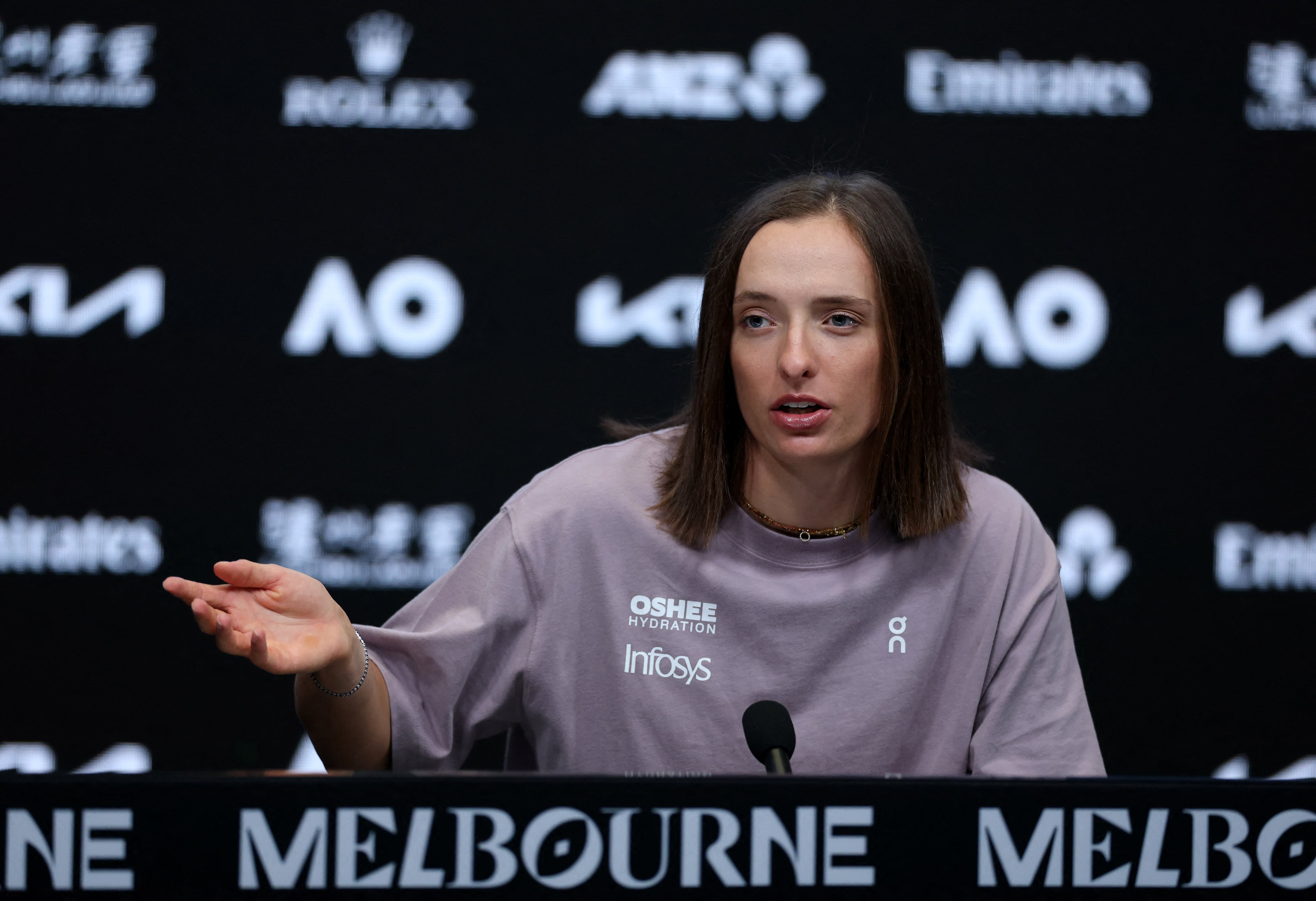 Iga Swiatek avanza a la tercera ronda del Open de Australia 2026 y reafirma su favoritismo en el tenis femenino
(REUTERS/Hollie Adams)