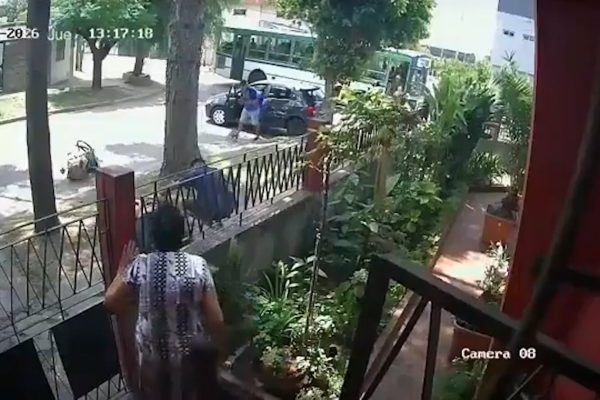 Impactante accidente en Quilmes: auto chocó con un colectivo, atropelló a una mujer y la arrojó contra un árbol