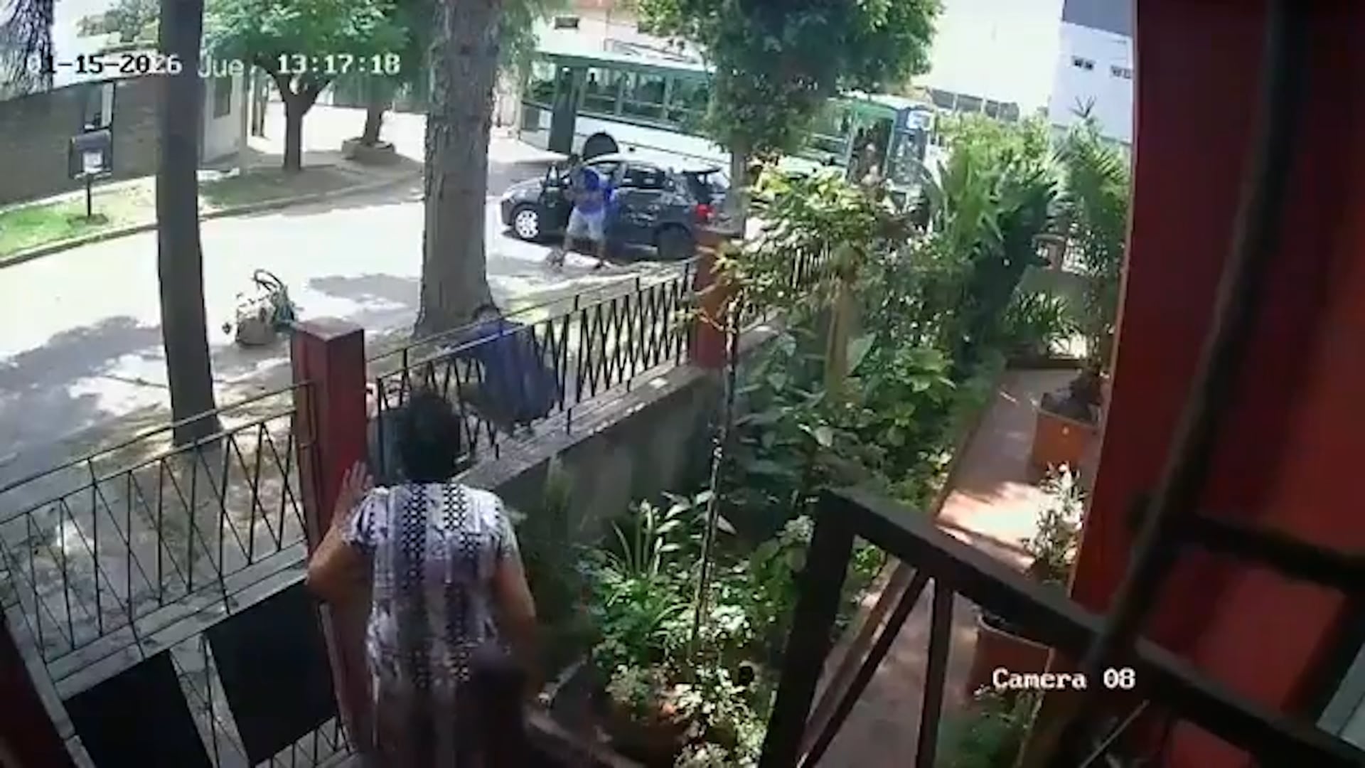 Impactante accidente en Quilmes: auto chocó con un colectivo, atropelló a una mujer y la arrojó contra un árbol