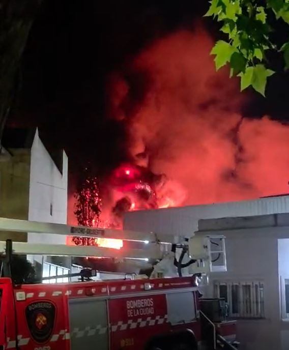 Las llamas provocaron una cortina de humo sobre varias viviendas linderas (Foto: SAME)