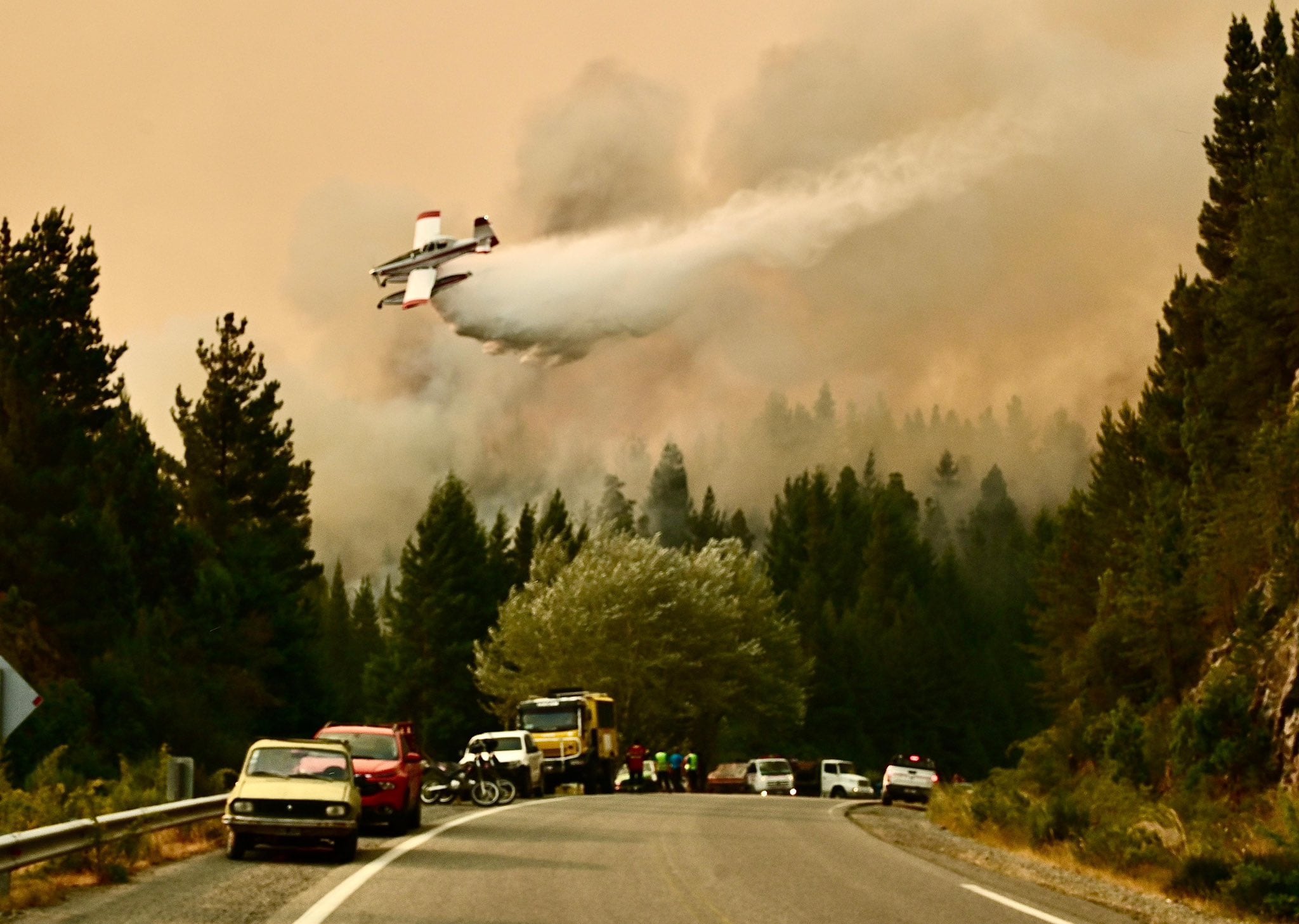 Más de 250 brigadistas luchan contra el incendio en la zona cordillerana de la provincia de Chubut 