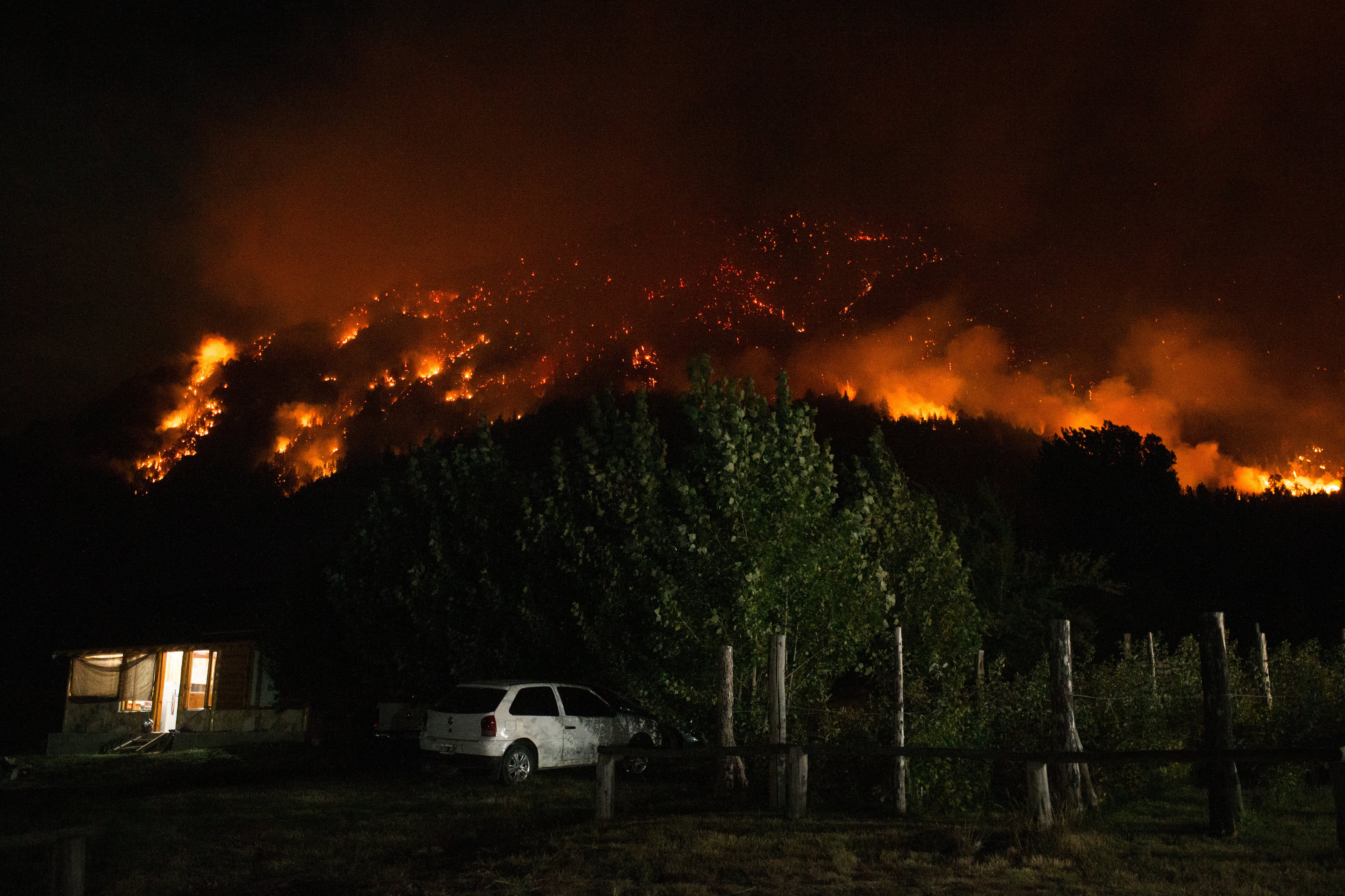 El clima adverso, con temperaturas cercanas a 30 °C y baja humedad, condiciona la labor de los brigadistas en Chubut (Martin LEVICOY / AFP)
