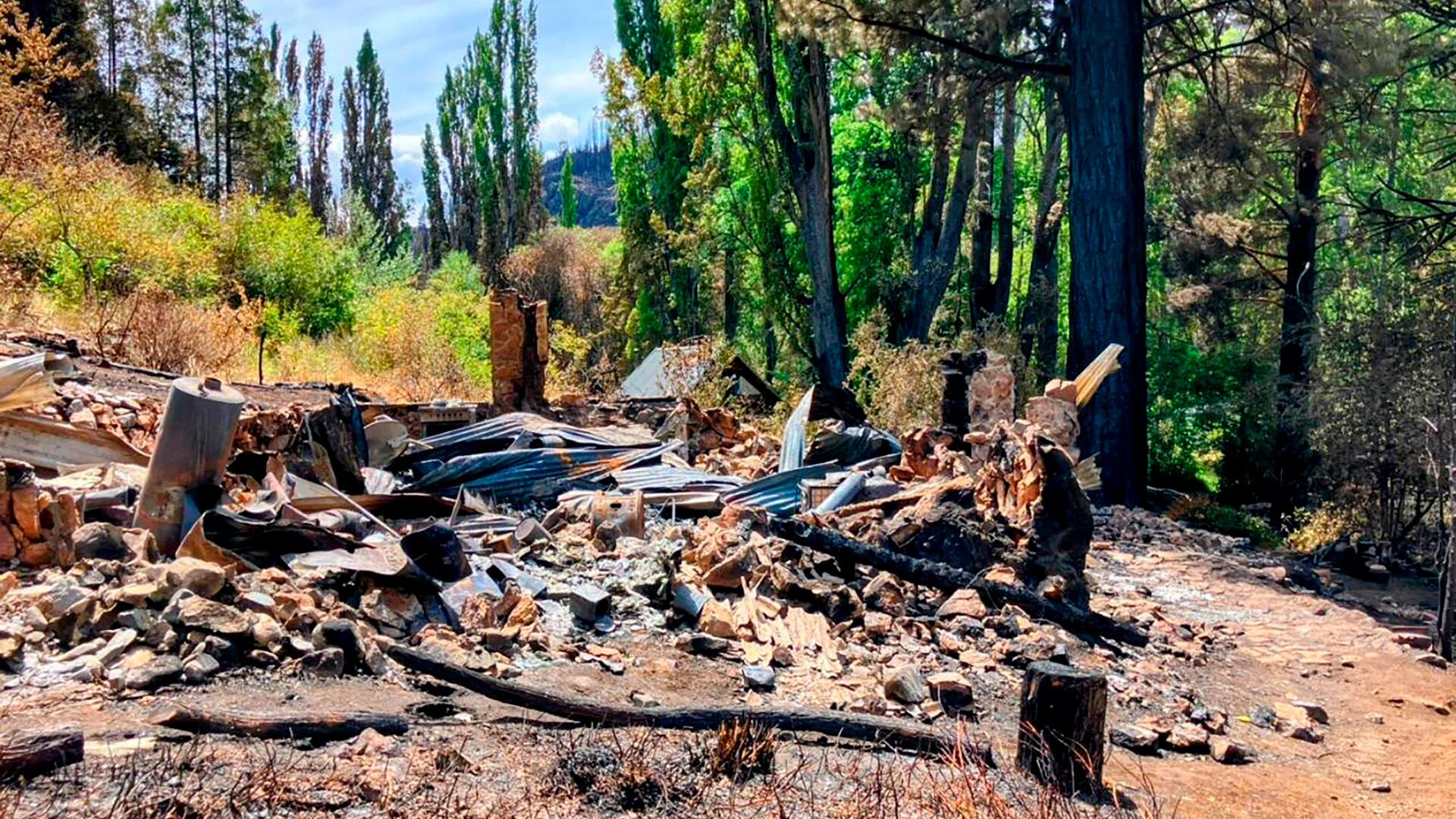 “Se quemaron cuatro casas: dos de mi familia y dos de mis primos. Dos galpones nuestros y el invernadero de mi mamá”, enumera Rocío