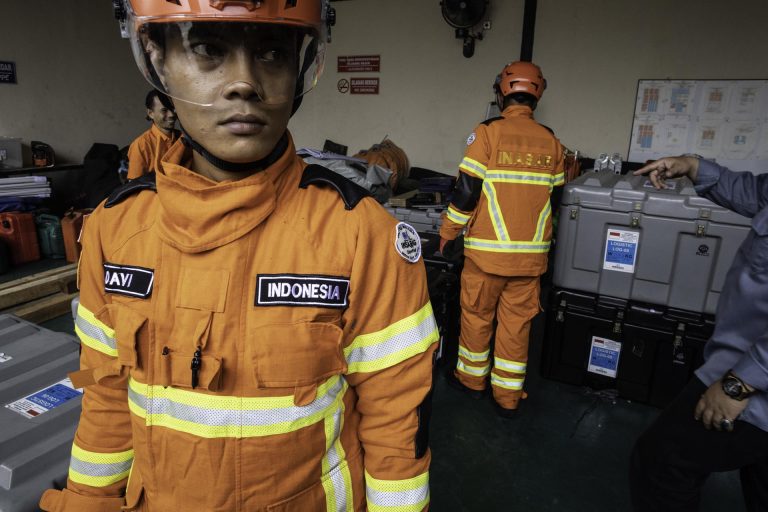 Indonesia busca un avión que desapareció de los radares: había diez personas a bordo