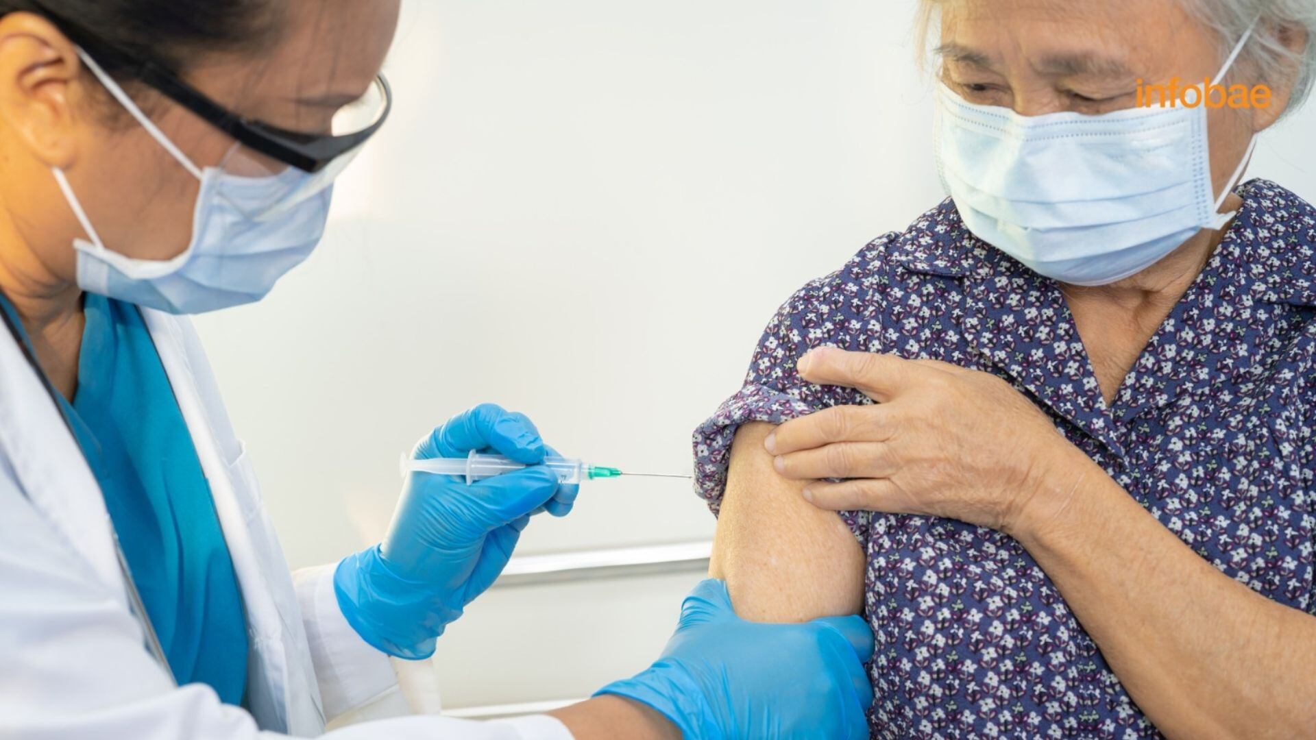 La influenza puede causar fiebre alta, tos, dolor muscular y dificultad respiratoria, y su letalidad aumenta en adultos mayores y personas con enfermedades crónicas, especialmente cuando no cuentan con vacunación o atención médica oportuna. Archivo