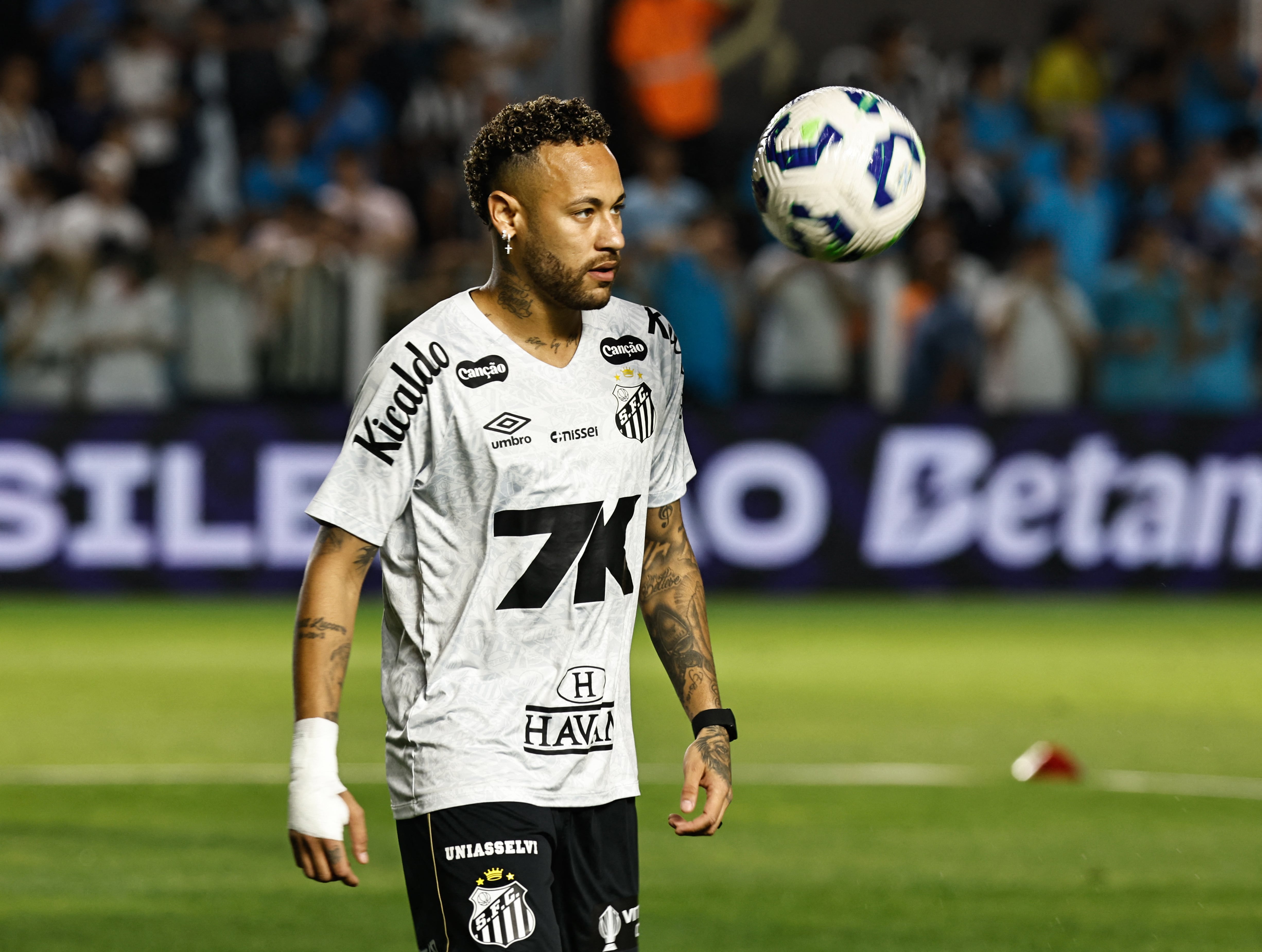 Neymar se expresó en contra del césped sintético (REUTERS/Thiago Bernardes)