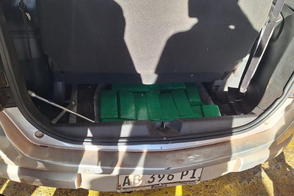 Intentaban ingresar a Misiones desde Brasil con 112 kilos de droga en el auto y fueron descubiertos en la Aduana: huyeron a pie