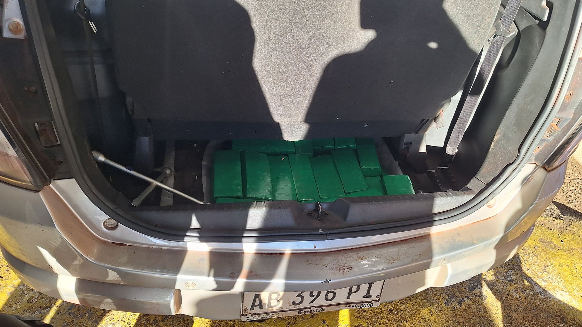 Intentaban ingresar a Misiones desde Brasil con 112 kilos de droga en el auto y fueron descubiertos en la Aduana: huyeron a pie