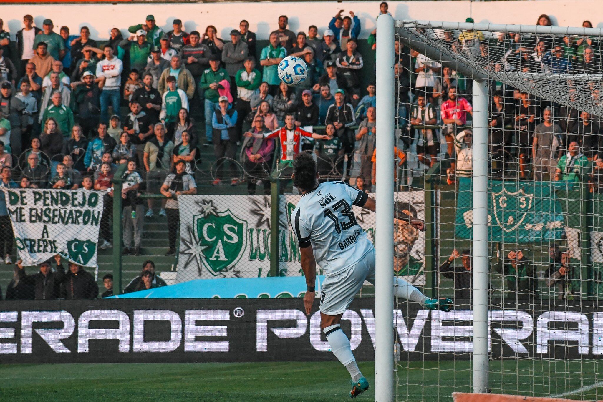 La hinchada de Sarmiento de Junín vive una interna que promete escalar (Crédito @cacc_sde)