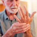 Investigan cómo el cerebro de pacientes con Parkinson acumula sustancias que afectan su funcionamiento