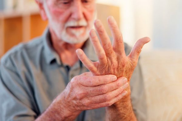 Investigan cómo el cerebro de pacientes con Parkinson acumula sustancias que afectan su funcionamiento