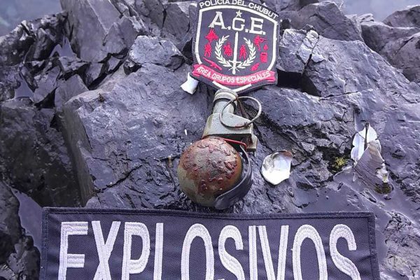 Investigan la aparición de granadas de guerra en el Lago Epuyén y sospechan de una acción intimidatoria para “sembrar miedo”