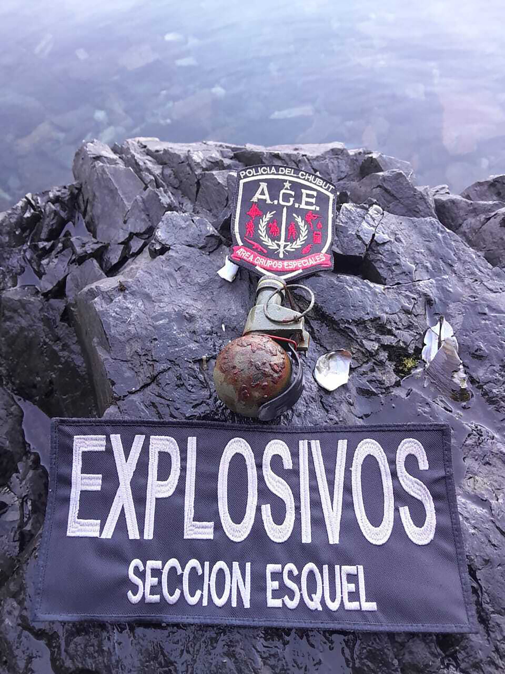 Investigan la aparición de granadas de guerra en el Lago Epuyén y sospechan de una acción intimidatoria para “sembrar miedo”