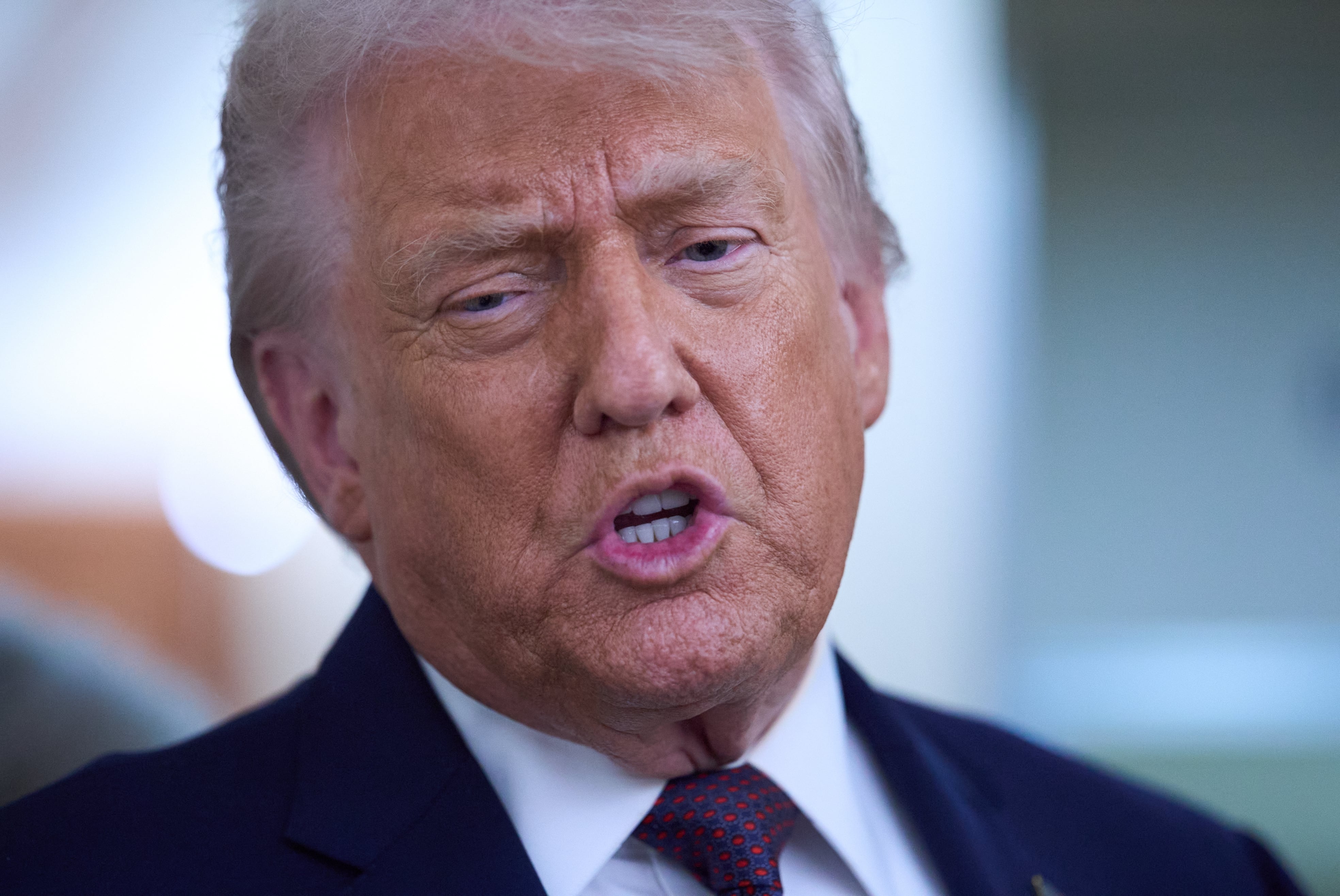 “Tenemos una gran armada cerca de Irán. Más grande que la de Venezuela”, afirmó Trump (AP)