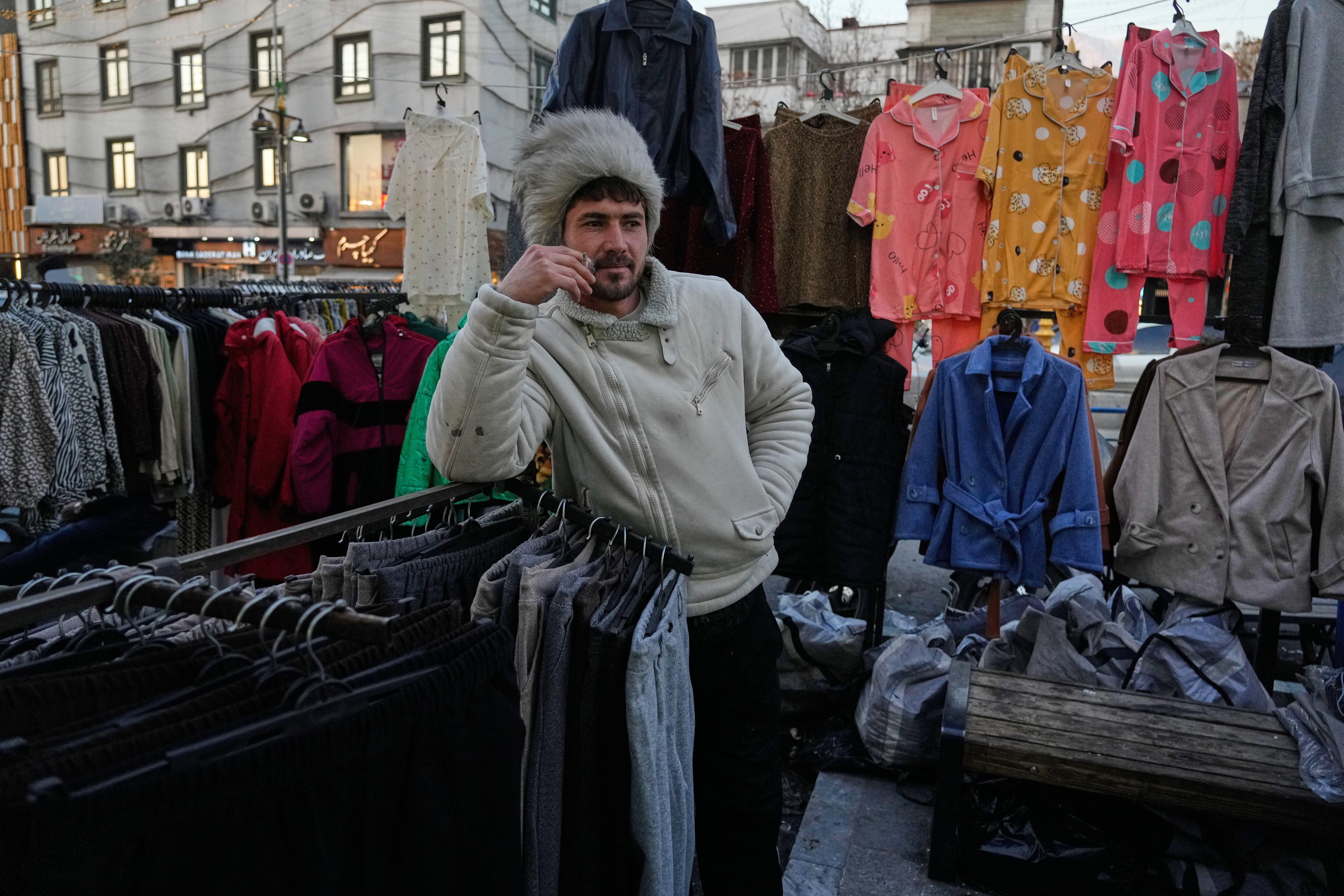 Un vendedor espera a clientes en la plaza Tajrish de Teherán. Los ciudadanos iraníes acumulan comida y agua ante el temor de un conflicto. (AP Foto/Vahid Salemi)