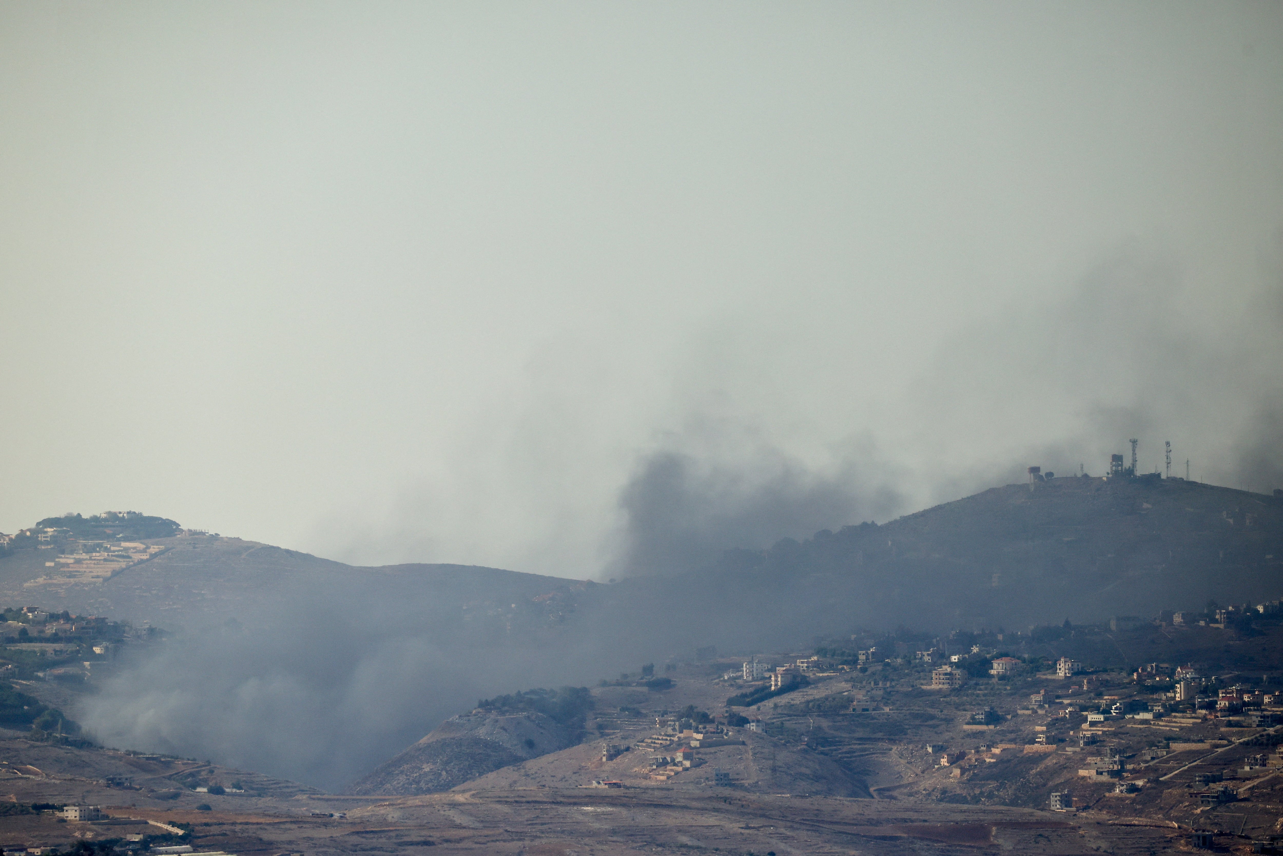 Imagen de archivo de columnas de humo elevándose sobre territorio libanés, vistas desde el norte de Israel. 24 noviembre 2025. REUTERS/Shir Torem