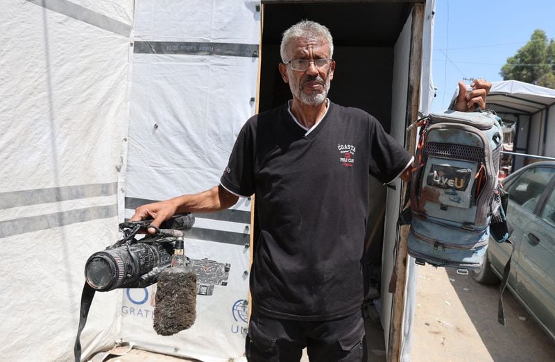 FOTO DE ARCHIVO: Ezzeldin al-Masri sostiene el equipo utilizado por su hermano Hussam al-Masri, el periodista de Reuters muerto por un ataque israelí el lunes, mientras opera una transmisión de vídeo en directo en el Hospital Nasser de Gaza, en Jan Yunis, sur de la Franja de Gaza, 26 de agosto de 2025 (REUTERS/Ramadan Abed/File Photo)