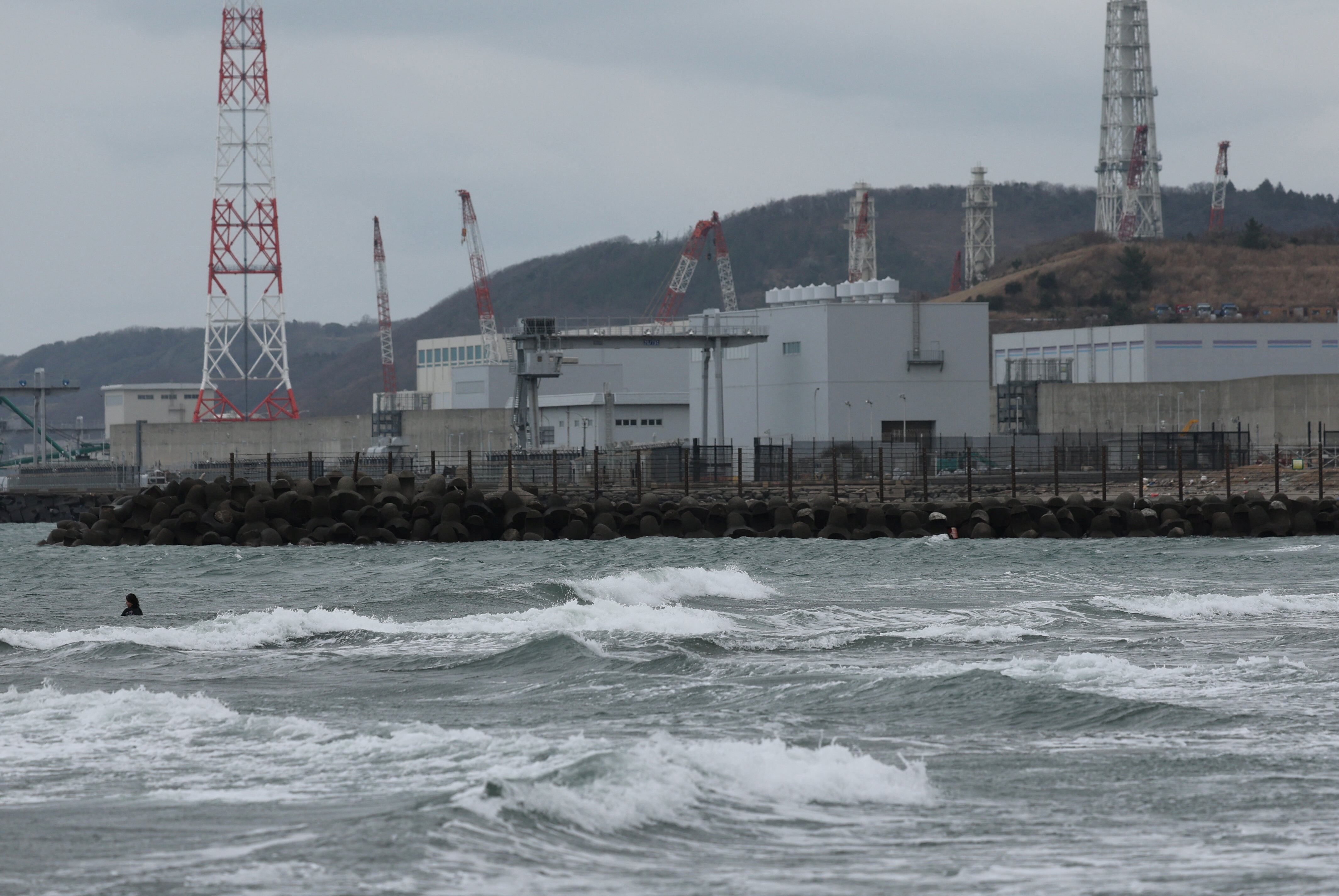 La central nuclear Kashiwazaki Kariwa de Tokyo Electric Power Company (TEPCO), una de las instalaciones nucleares más grandes del mundo, se encuentra a orillas del mar en Kashiwazaki, prefectura de Niigata, Japón (REUTERS/Issei Kato/Archivo)