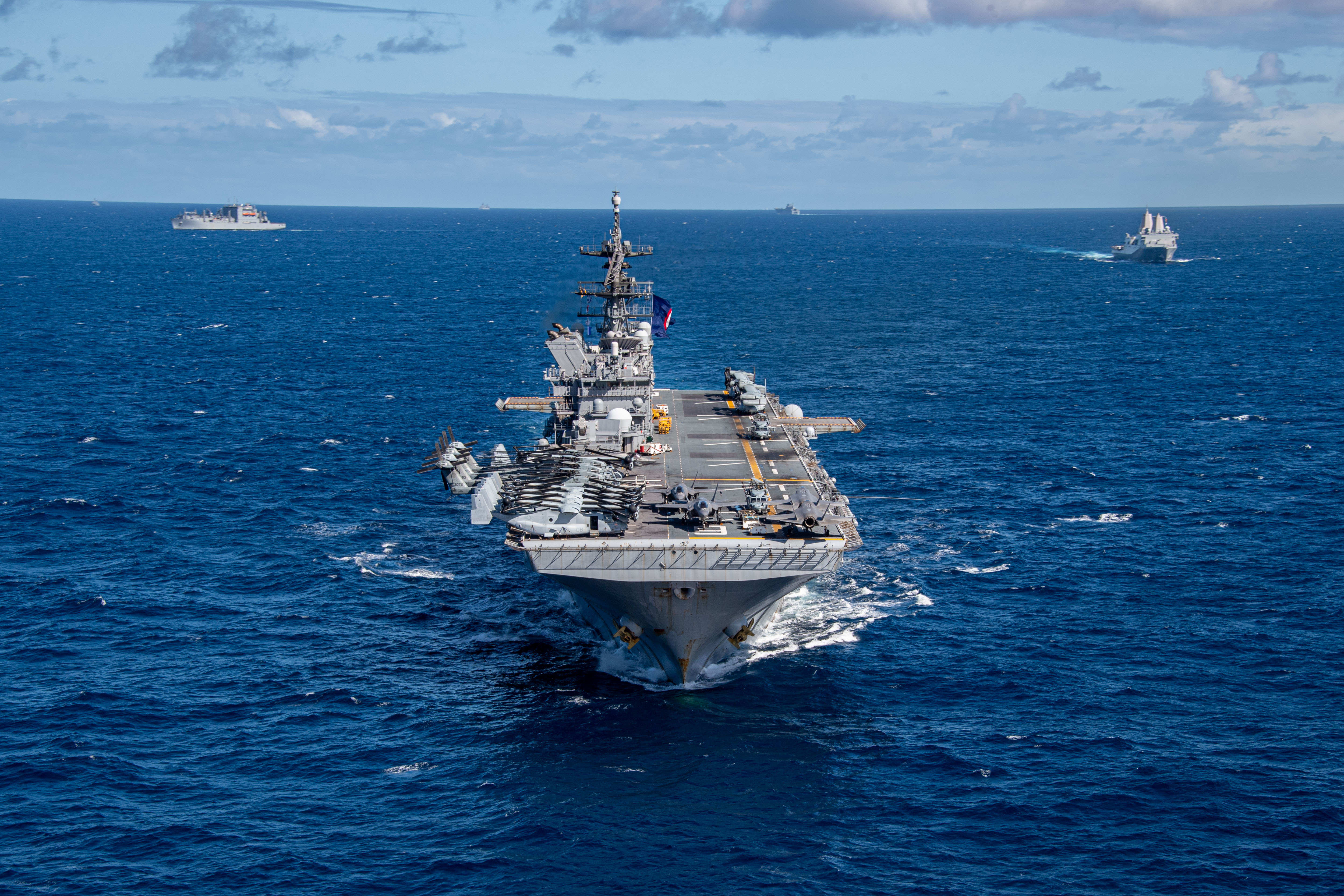 El buque de asalto anfibio clase América de la Armada de los EE. UU., USS America, lidera una formación (Europa Press/Archivo) 