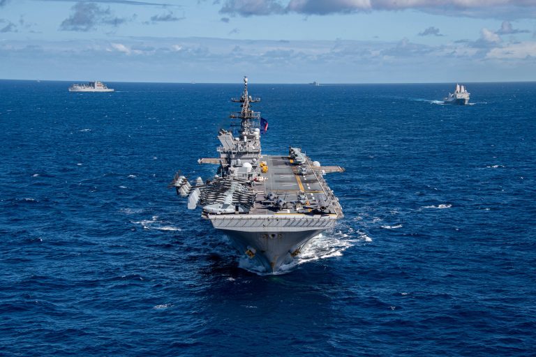 Japón y Estados Unidos acuerdan ampliar ejercicios militares y la producción de misiles ante la presión del régimen chino