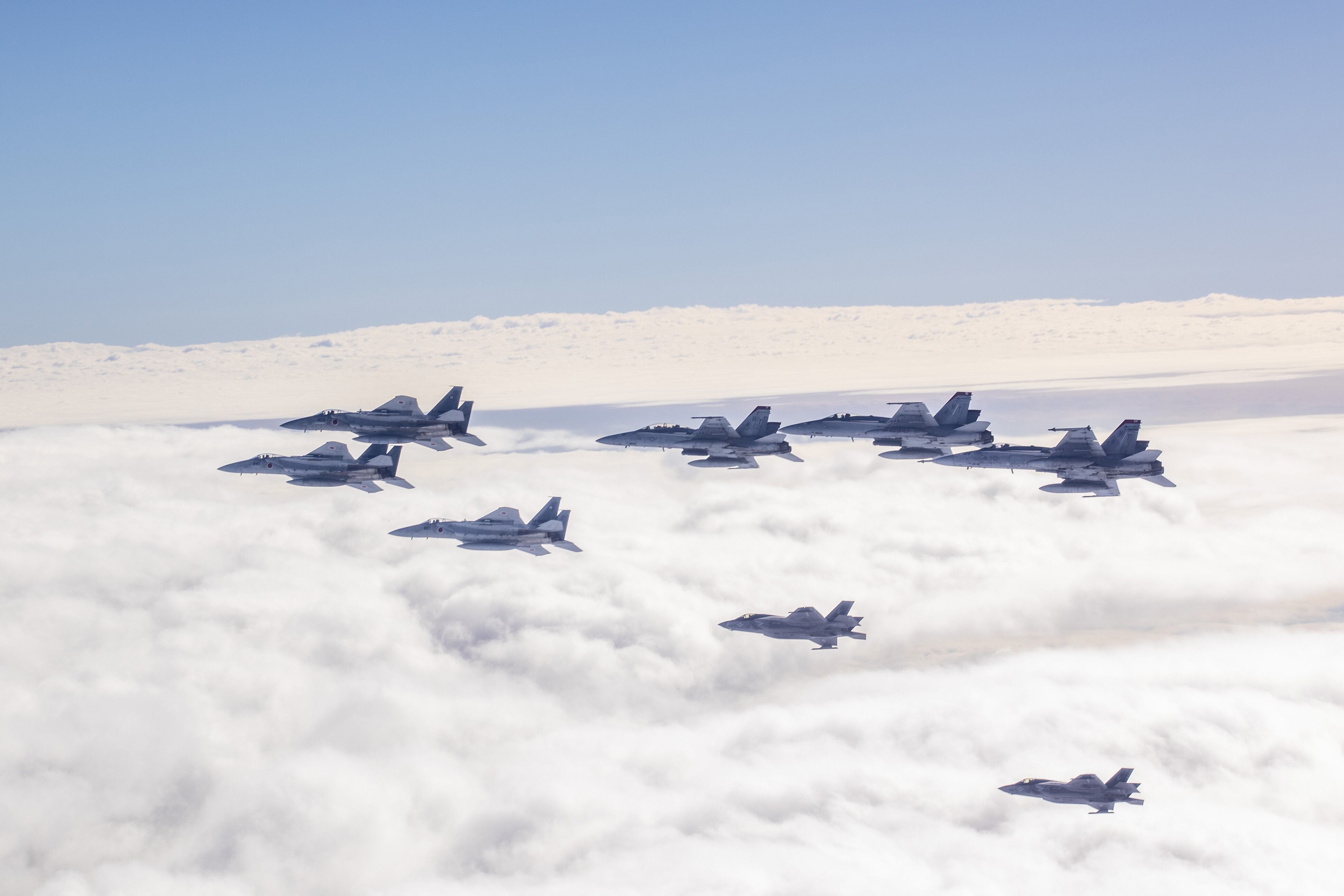 Aviones F/A-18 Hornet del Cuerpo de Marines de EE. UU. con el Escuadrón de Ataque de Cazas de Marines (VMFA) 232, aviones F-35B Lightning II con VMFA-242 y F-15J con el 305.º Escuadrón de Cazas Tácticos de la Fuerza de Autodefensa Aérea de Japón (JASDF) vuelan en formación (Europa Press/Archivo)