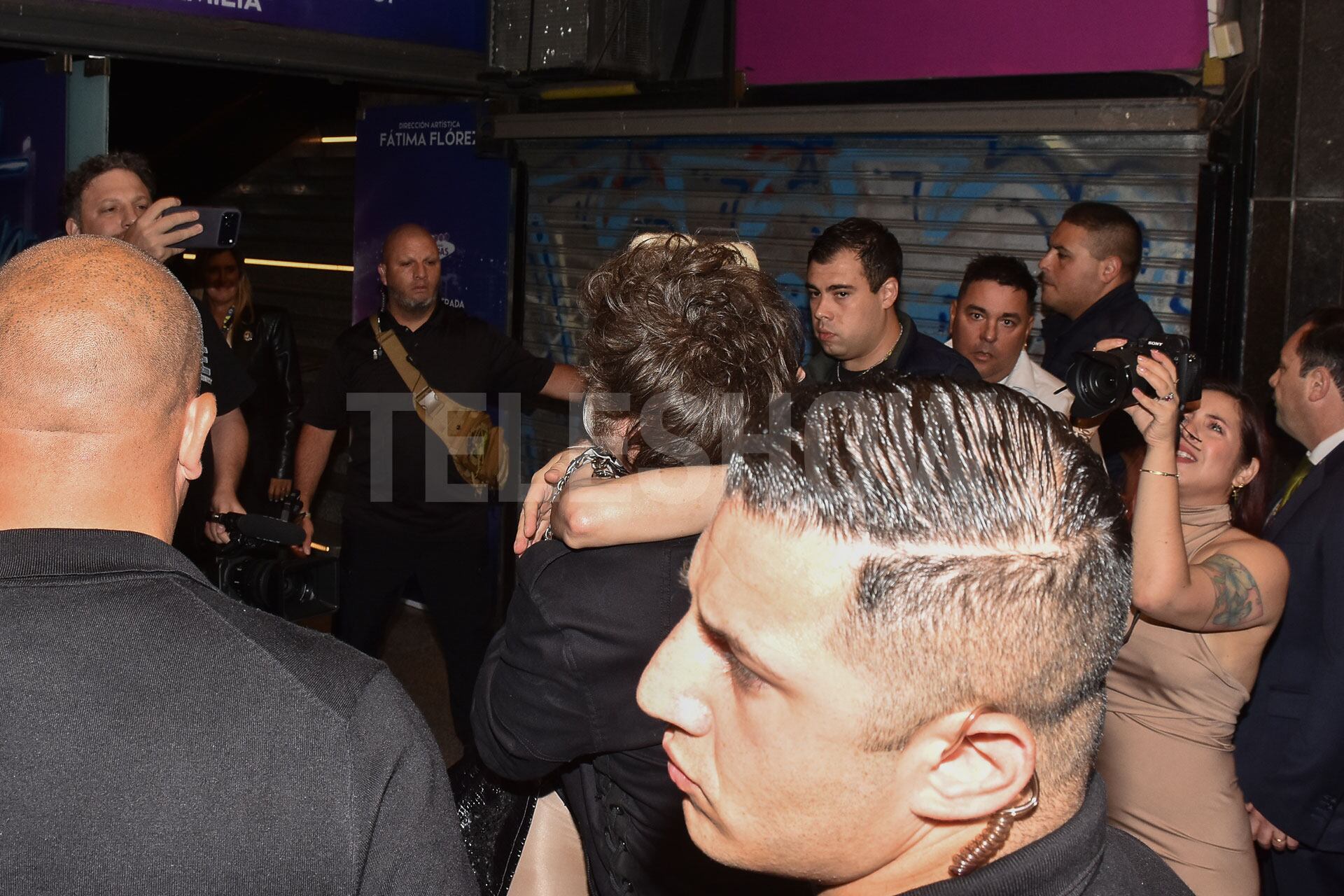 El abrazo de Milei con Fátima Florez, quien bajó especialmente del teatro para recibirlo (José Scalzo)