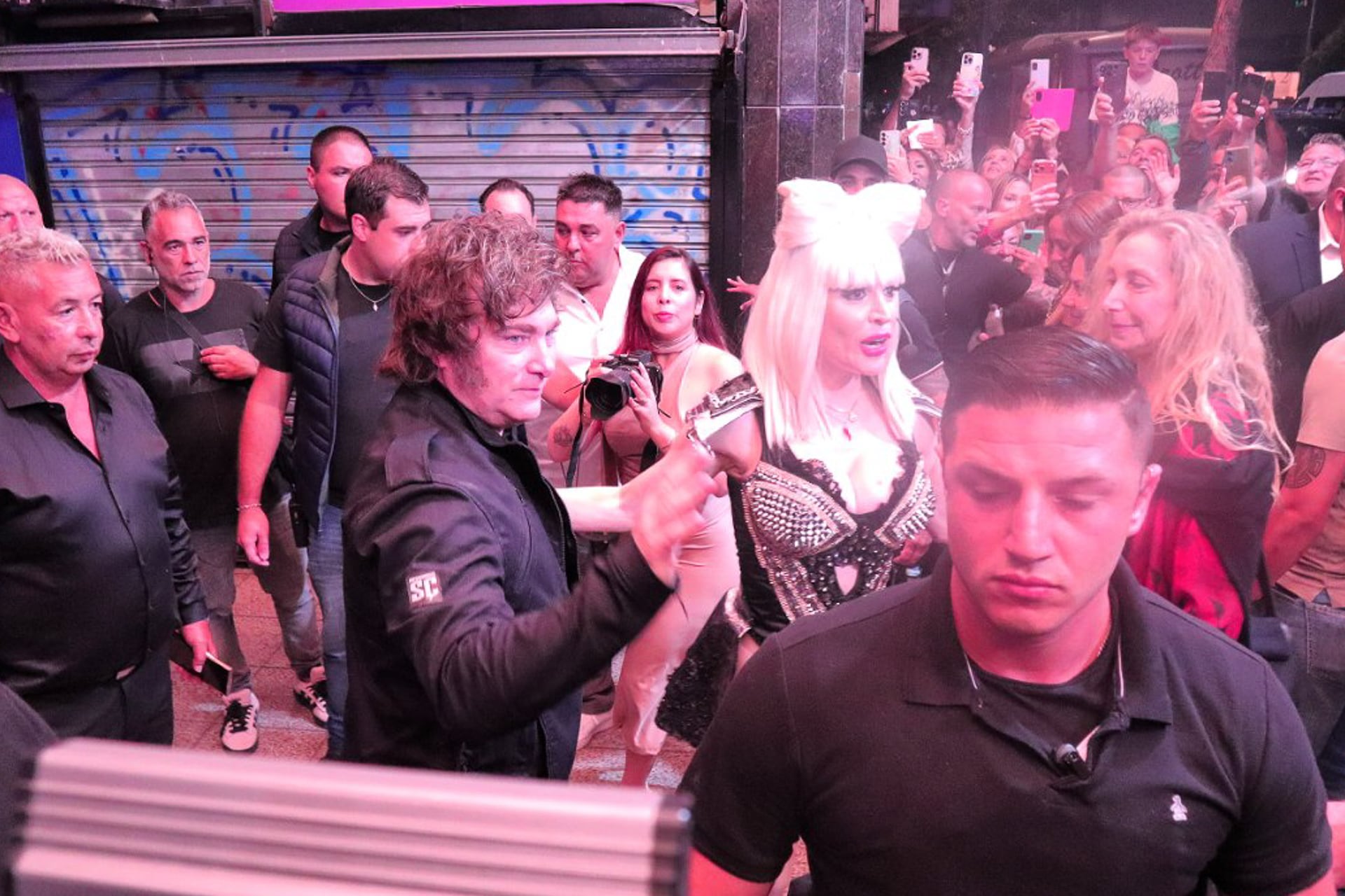 El primer mandatario saludó a los presentes y fue acompañado por Fátima Florez hasta dentro de la sala (RSFotos)