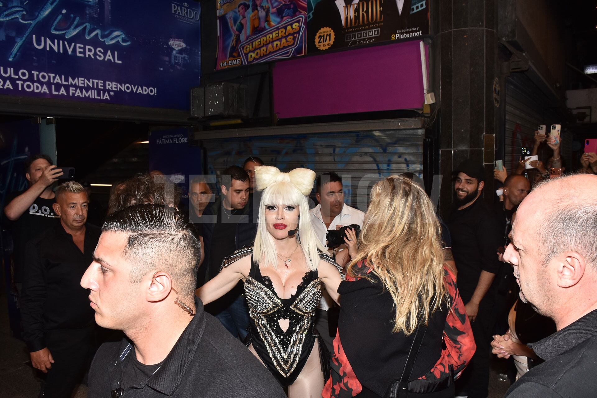 La cantante bajó vestida como Lady Gaga para recibir a su expareja (José Scalzo)