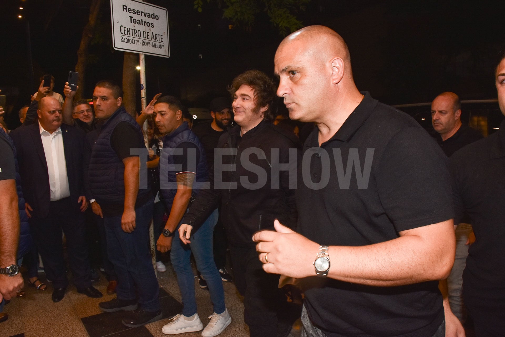 Javier Milei en su llegada al Teatro Roxy en medio de un fuerte operativo de seguridad (José Scalzo)