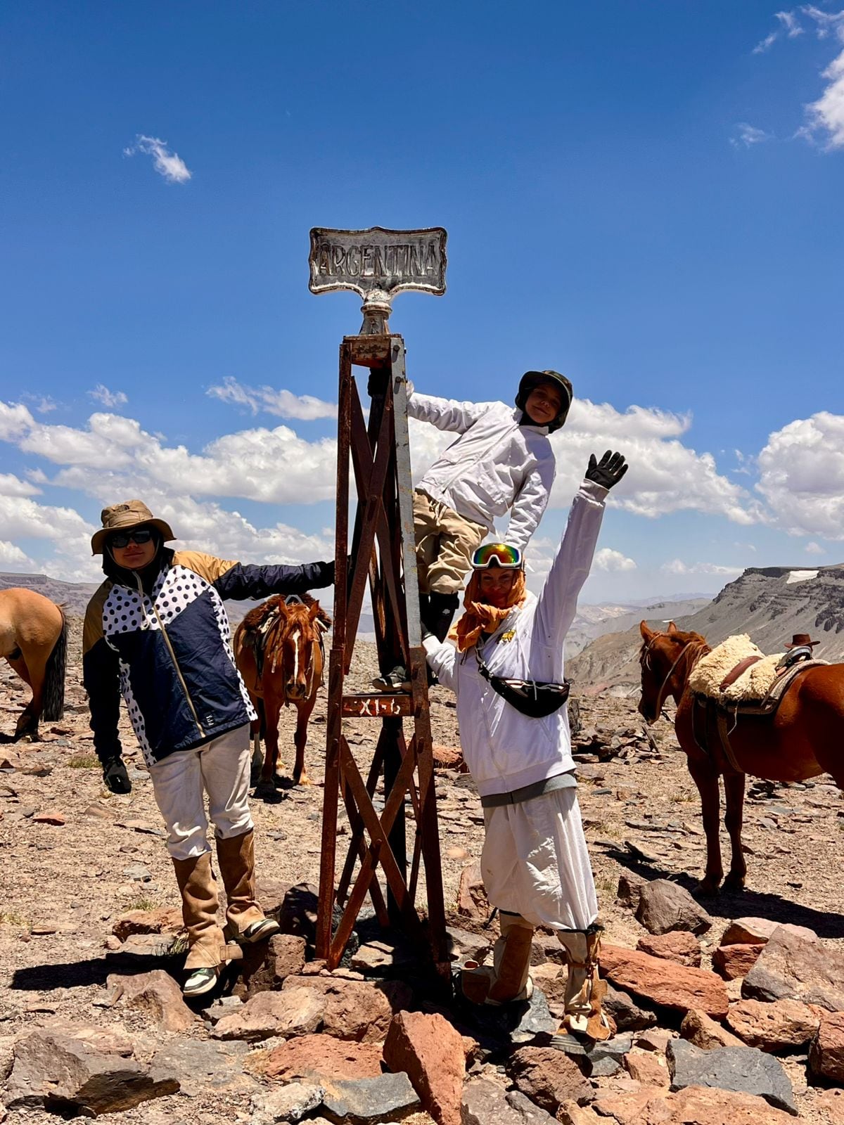 Dos postales de la travesía que la empresaria hizo con sus hijos Calder y Tyron, con quienes cruzó la cordillera