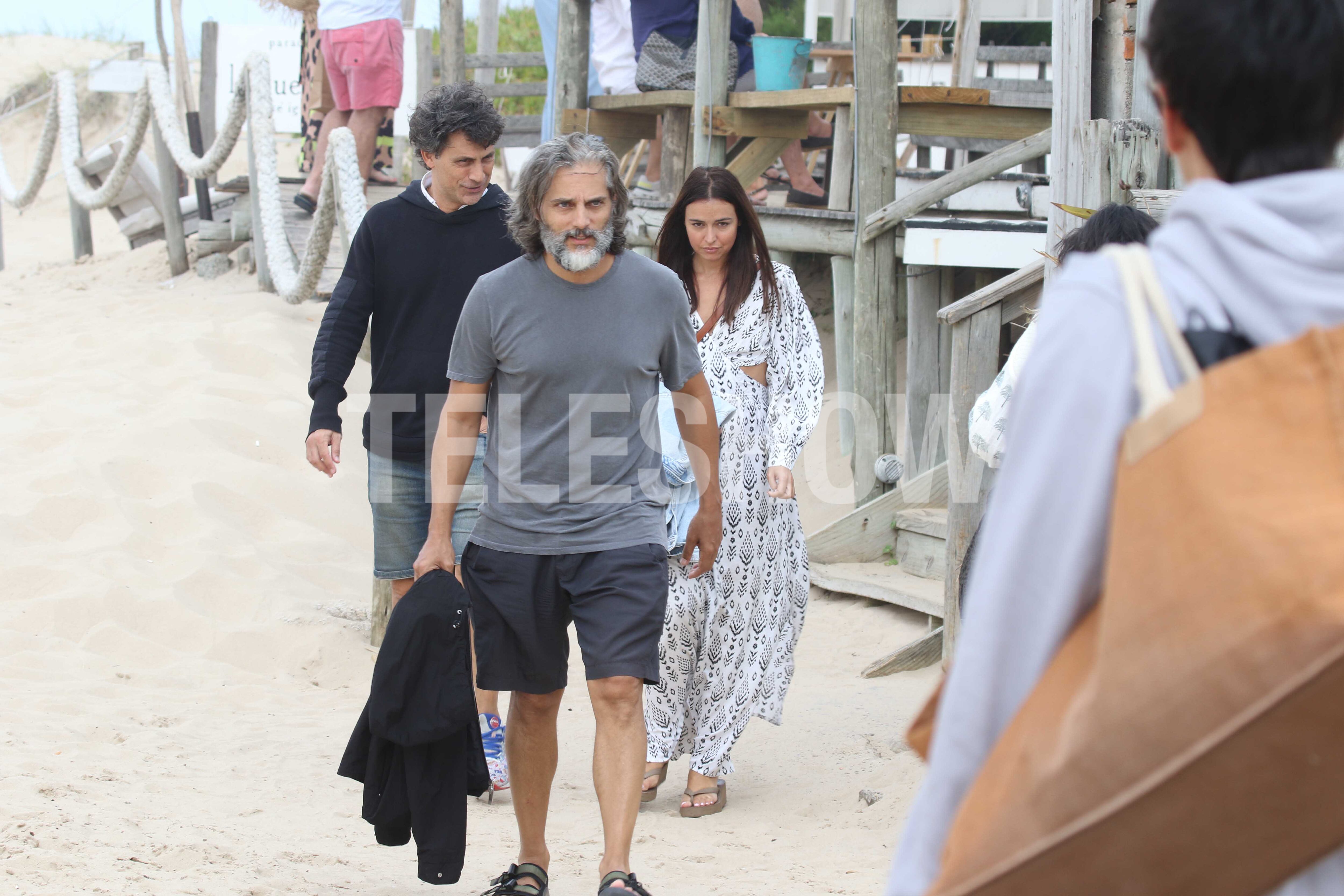 El actor eligió un look sencillos, mientras que su novia fue por un vestido maga larga con aberturas en los costados