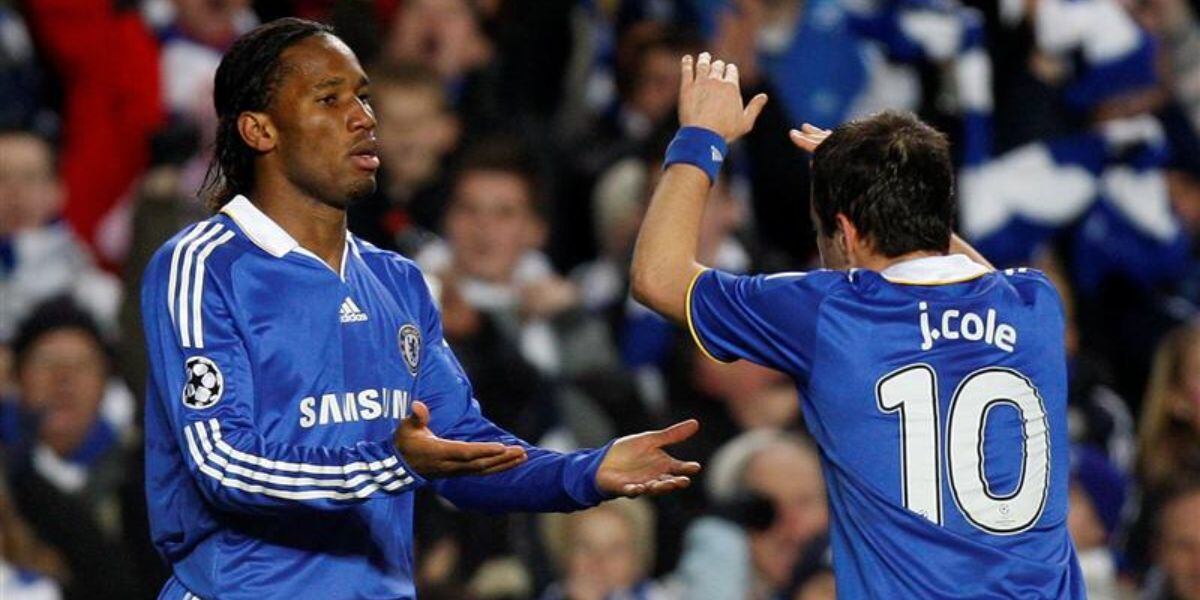 Joe Cole y Didier Drogba compartieron una tradición única durante las celebraciones de trofeos que fortaleció el espíritu del plantel (AP)
