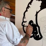 Jorge “Corcho” Rodríguez expuso por primera vez sus cuadros y los subastó para ayudar a un centro cultural de Montevideo