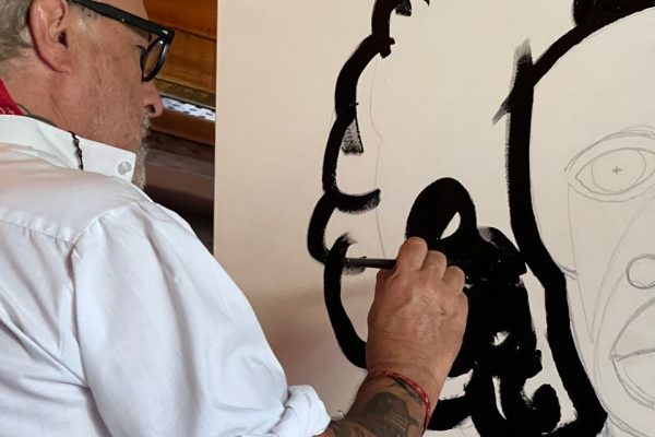 Jorge “Corcho” Rodríguez expuso por primera vez sus cuadros y los subastó para ayudar a un centro cultural de Montevideo