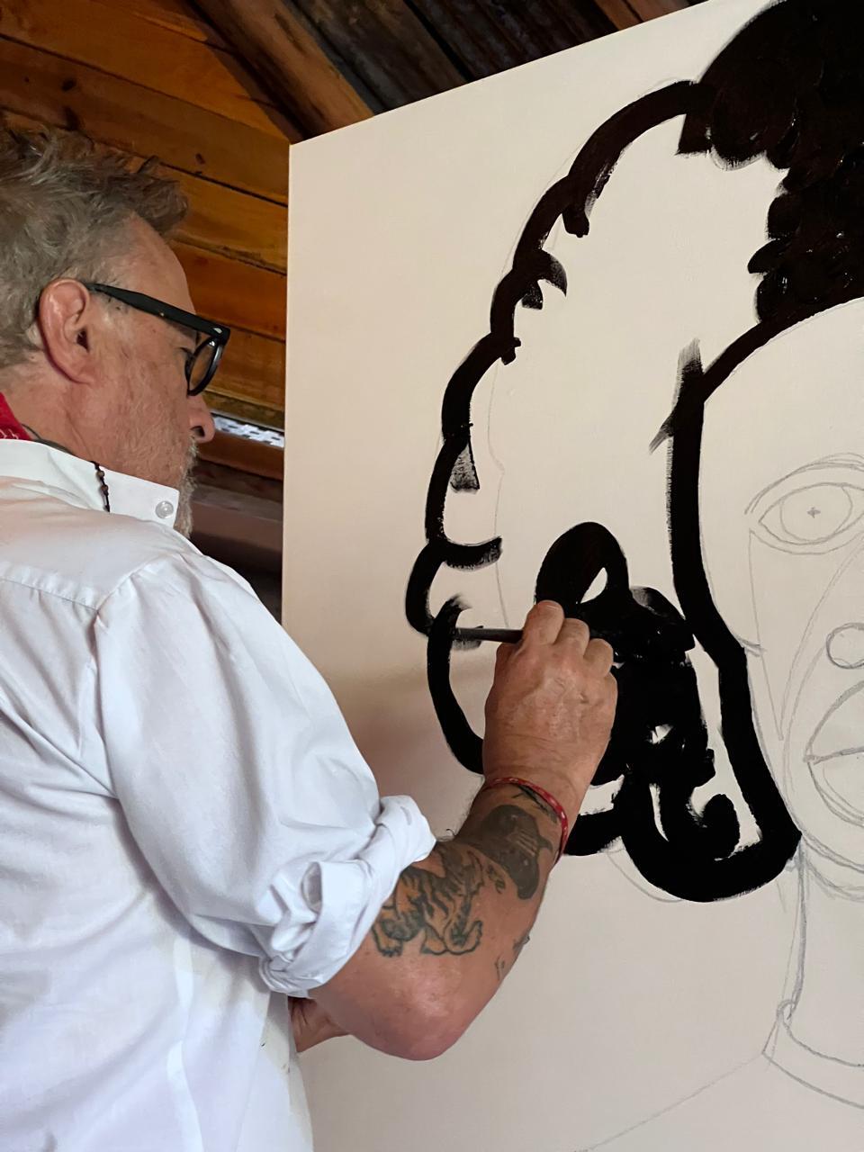 Jorge “Corcho” Rodríguez expuso por primera vez sus cuadros y los subastó para ayudar a un centro cultural de Montevideo