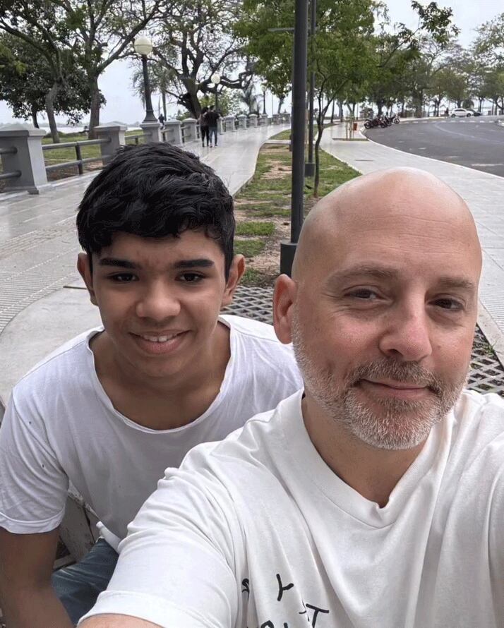 El vínculo entre Muscari y su hijo Lucio pone de relieve los desafíos de adaptación ante la diversidad sexual en la sociedad argentina 