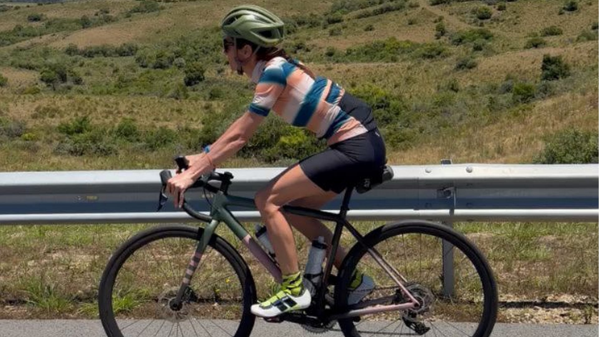 Juana Viale explicó que su entrenamiento para el medio Ironman incluye ciclismo de ruta, running y natación, priorizando la alimentación y el descanso