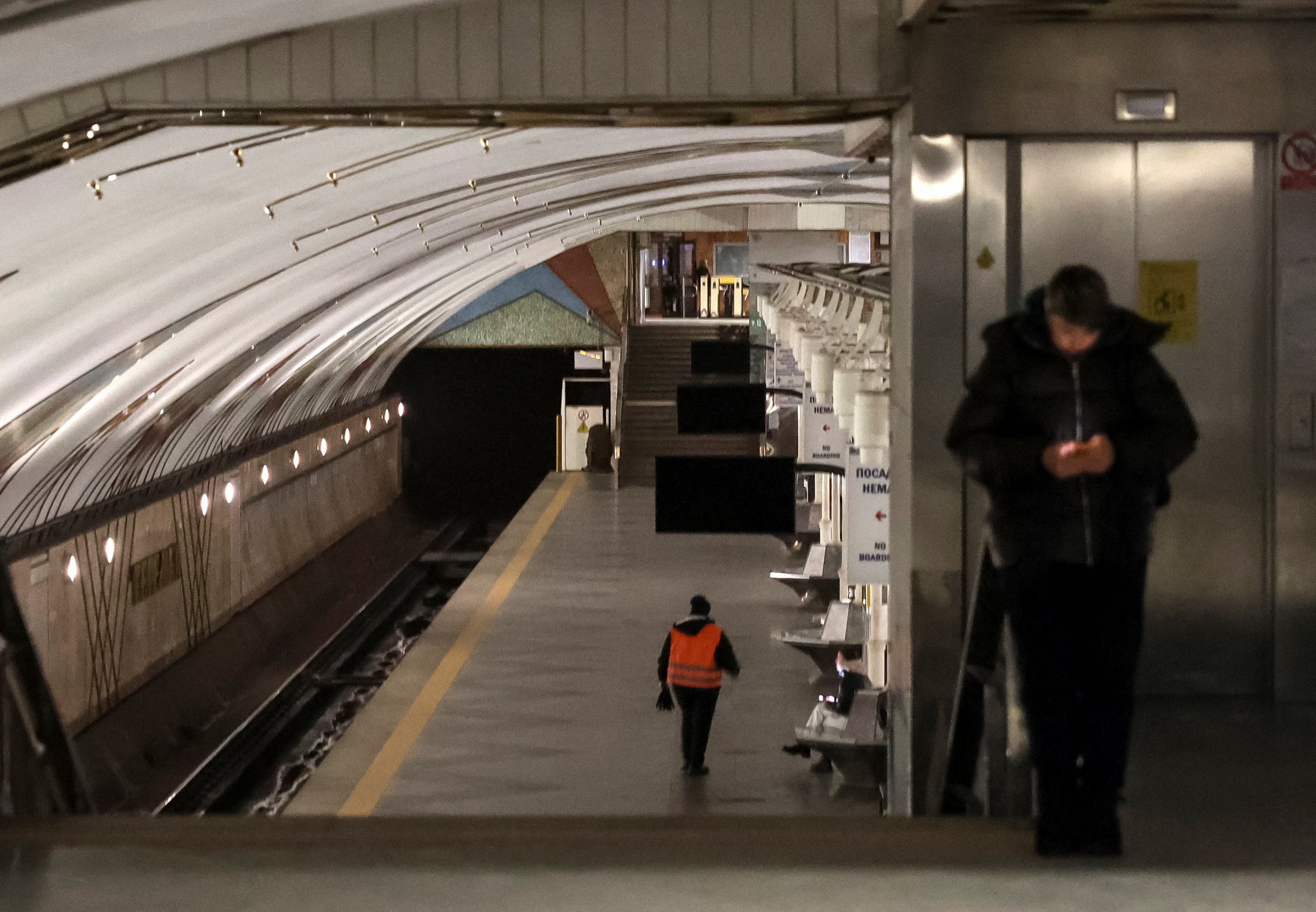 Una estación de metro vacía mientras los trenes dejaron de circular debido a un apagón tras los anteriores ataques con misiles y drones rusos contra infraestructuras críticas y una 