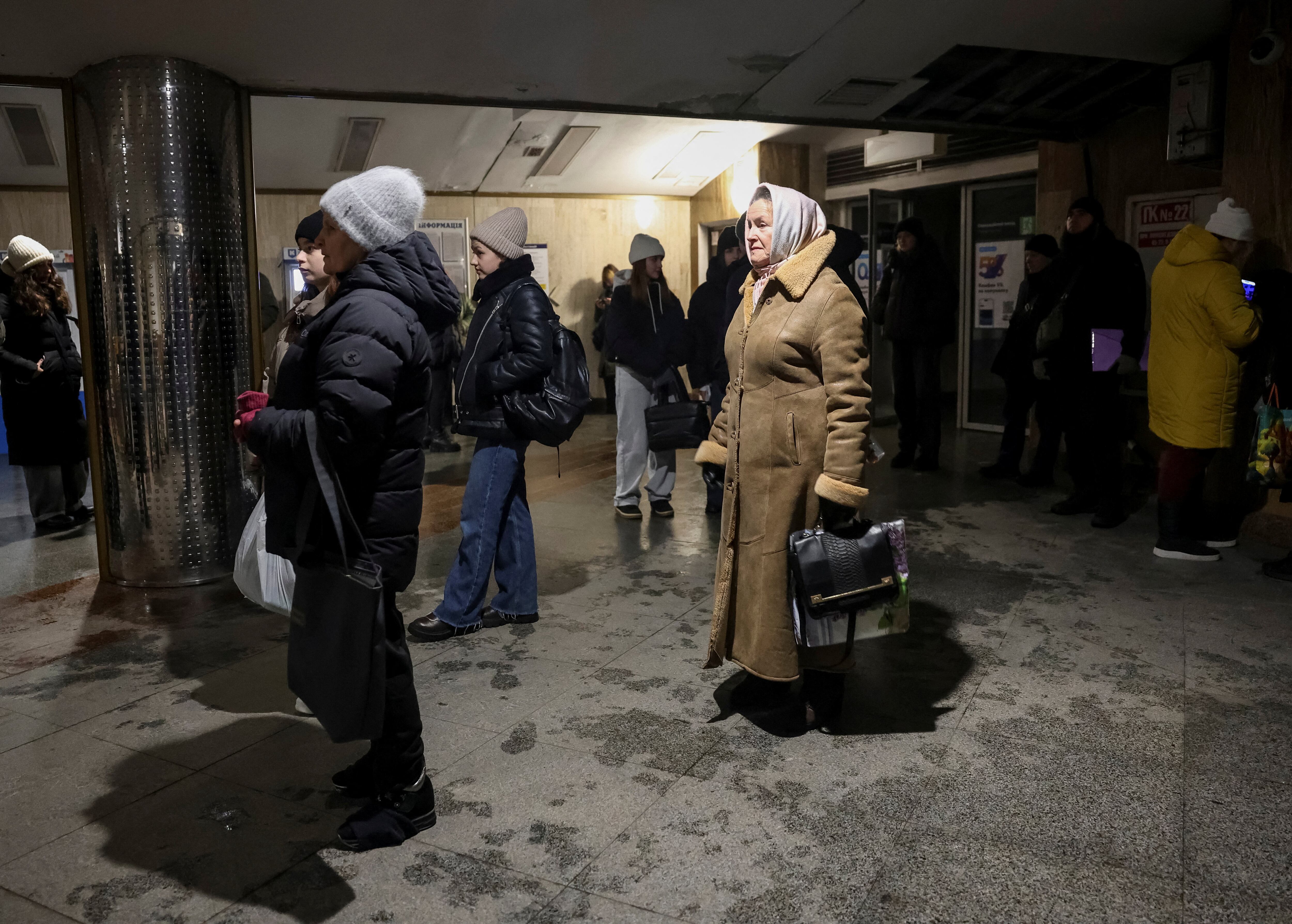 Personas se encuentran en la entrada de una estación de metro mientras los trenes dejaron de circular debido a un apagón después de los ataques previos con misiles y drones rusos contra infraestructura crítica y la 