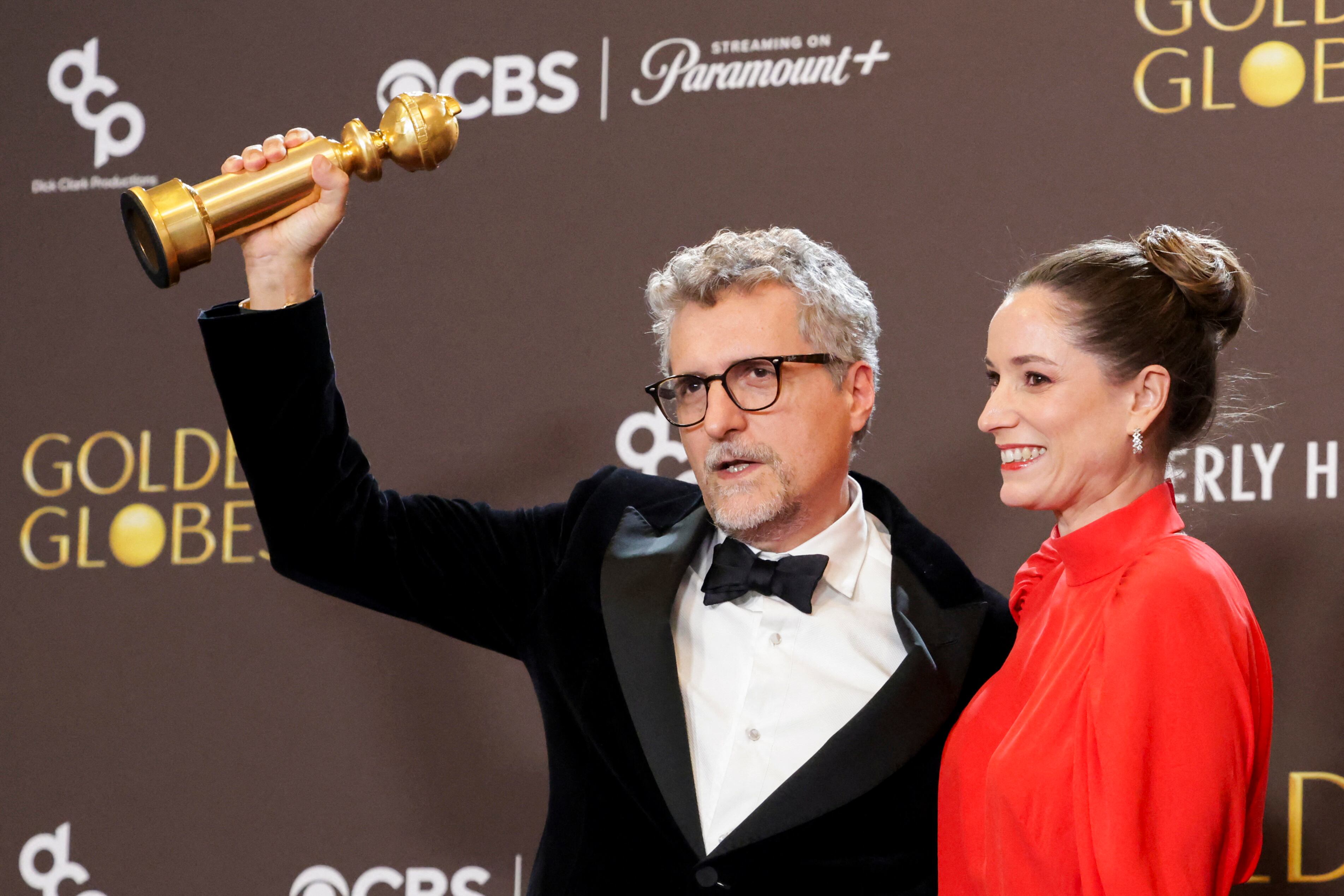 Kleber Mendonca Filho y la productora Emilie Lesclaux en los Golden Globes 2026 (REUTERS/Mario Anzuoni)