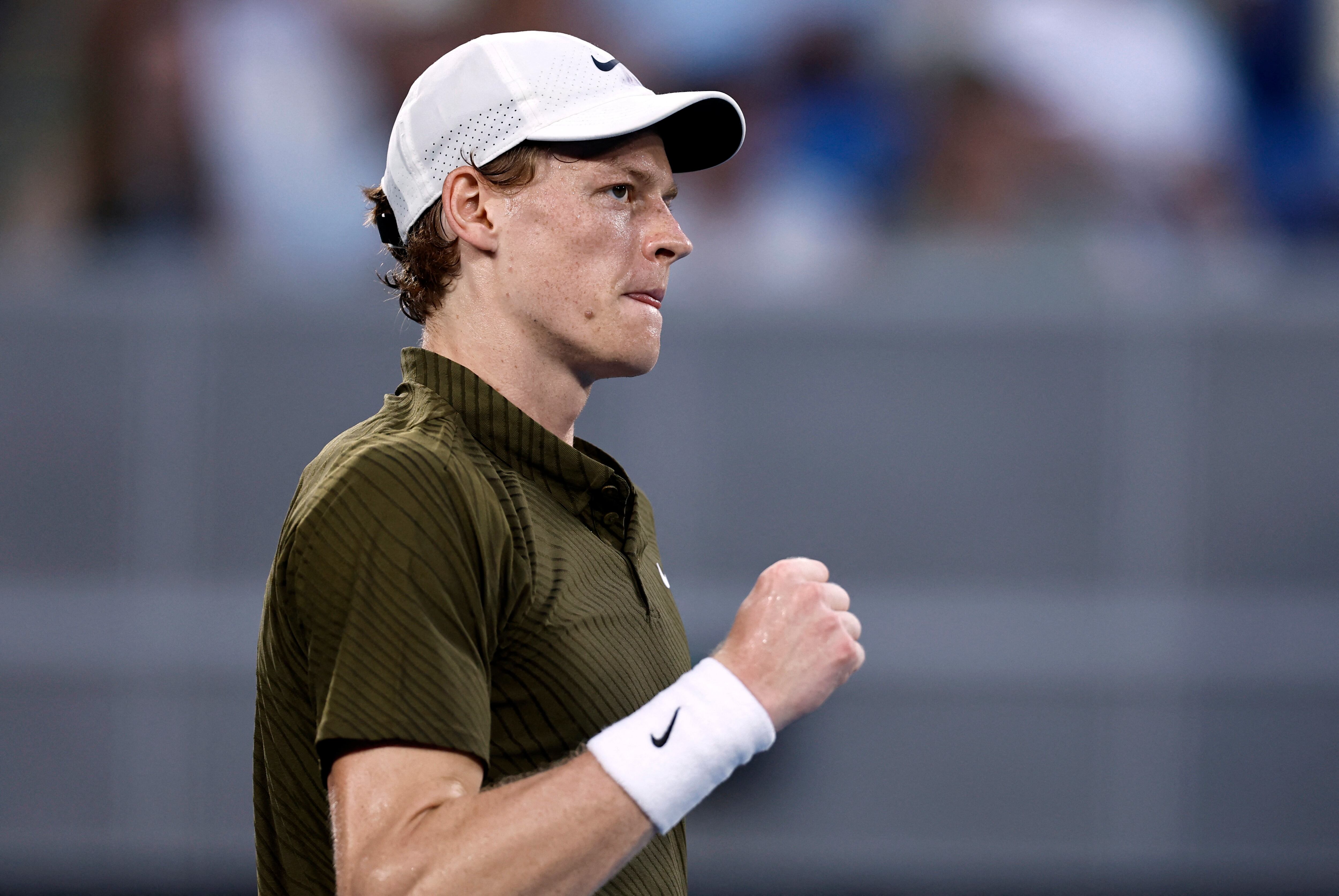 Factores externos como la temperatura, el horario y el viento influyen en el rendimiento y preparación de los tenistas en el Open de Australia (REUTERS/Tingshu Wang)