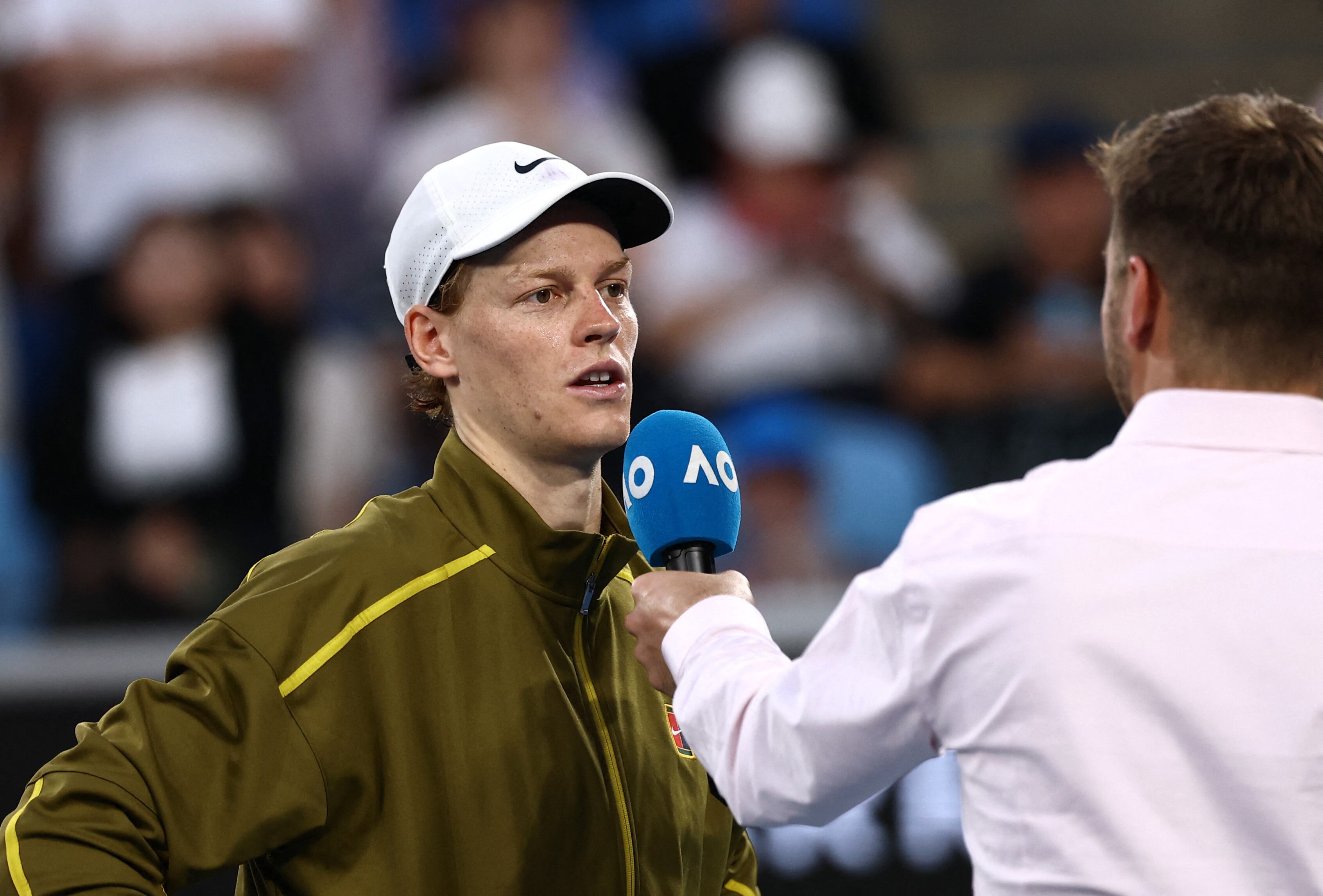 Jannik Sinner destaca el profesionalismo y la experiencia de Novak Djokovic como modelos a seguir dentro y fuera de la pista
(REUTERS/Tingshu Wang)