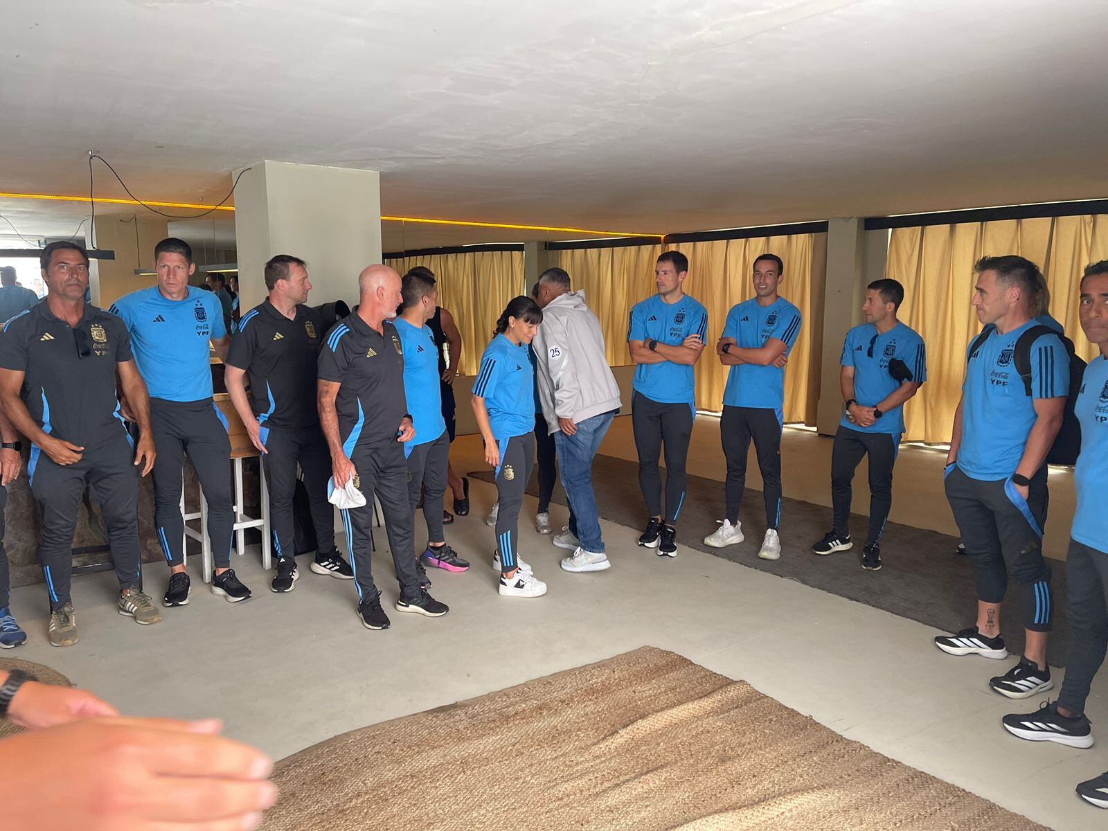 Claudio Tapia, presidente de AFA, se acercó a saludar a los árbitros