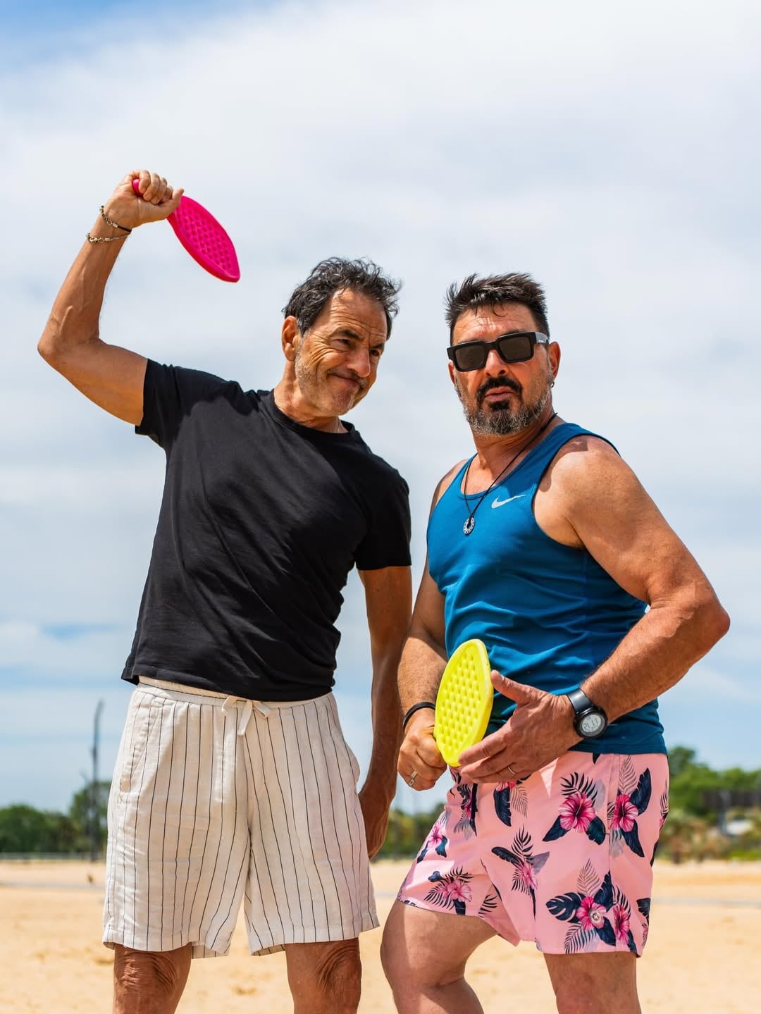 Damián De Santo y Martín Seefeld recorren la costa argentina presentando la obra 'Una clase especial', una comedia que celebra la amistad y el humor (Instagram)