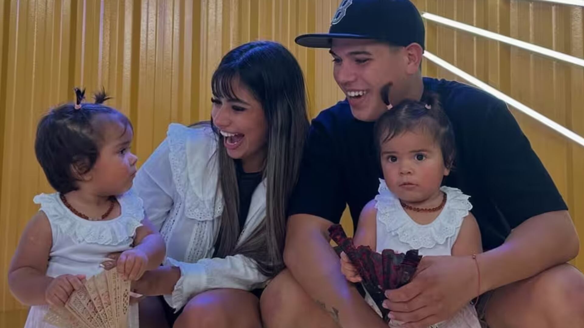 Daniela Celis con Thiago Medina y sus hijas