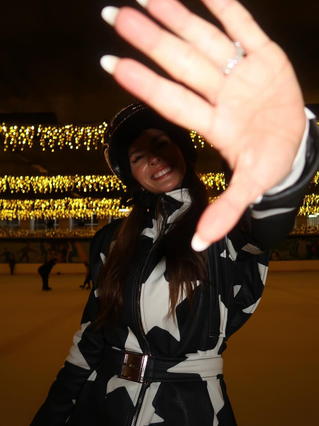 El look de la China Suárez en Estambul destacó por un conjunto negro con estrellas blancas y casco, ideal para el patinaje sobre hielo