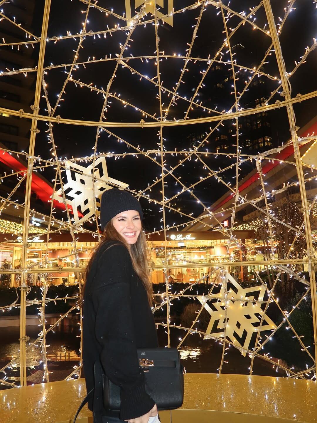 La China Suárez optó por un estilo más relajado durante el paseo por el shopping, luciendo un gorro de lana y abrigo negro en ambientes decorados con luces