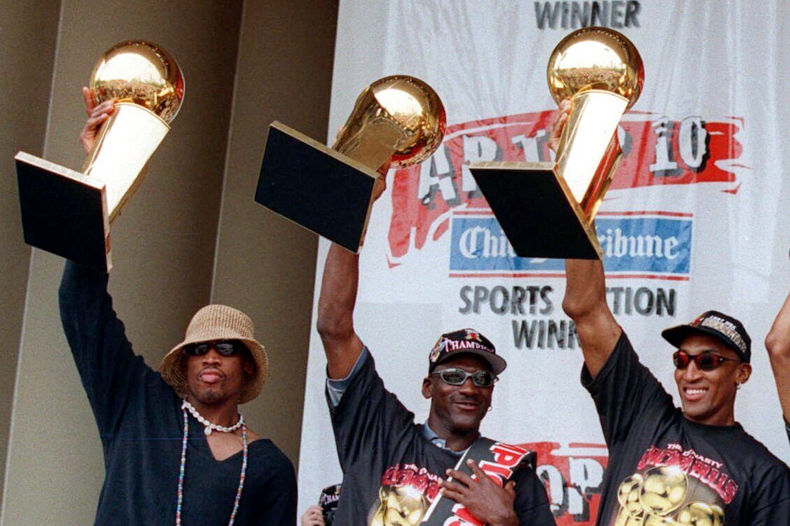Jordan junto a Dennis Rodman y Scottie Pippen, un trío que dominó la NBA (AP Foto/Michael Conroy)