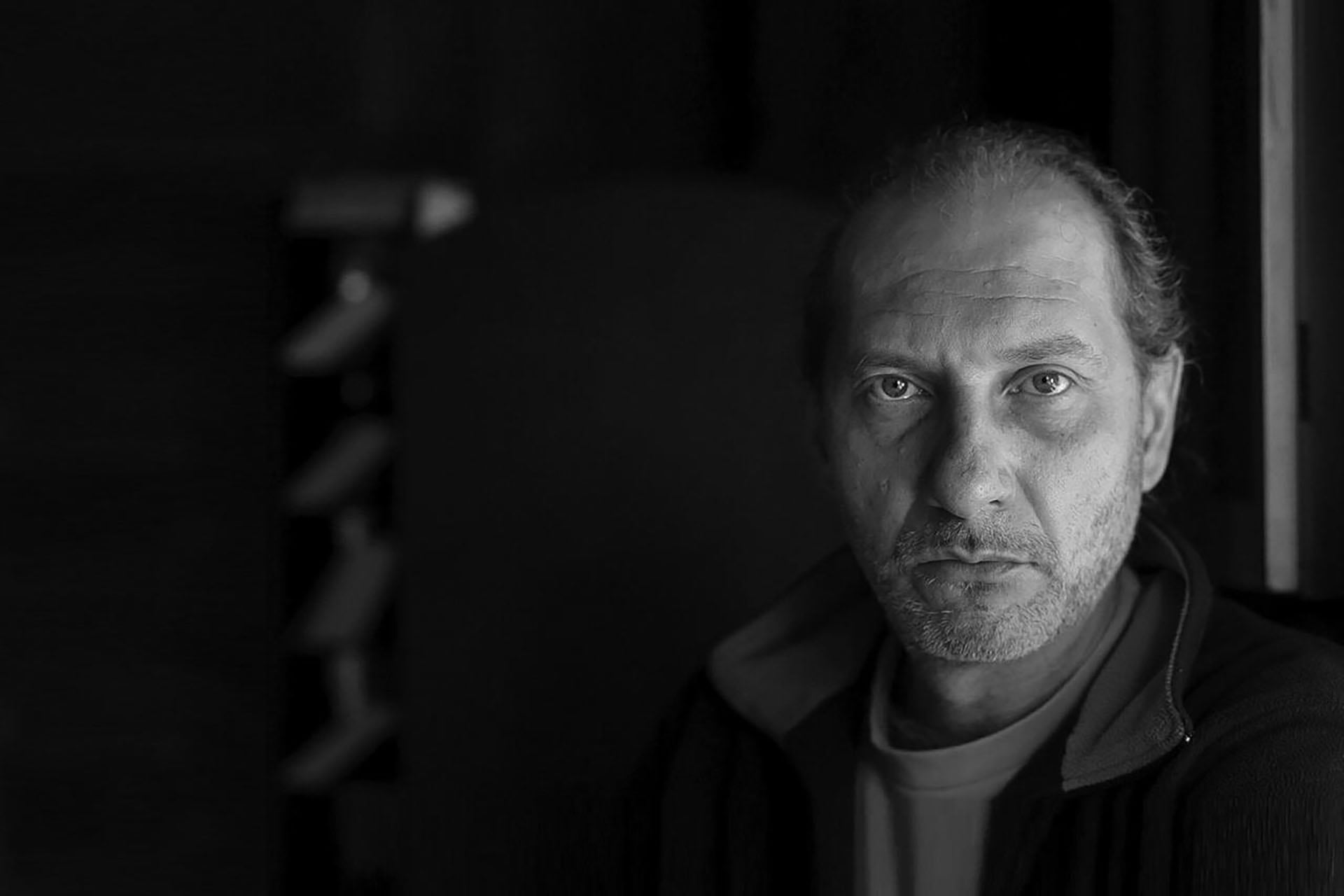 La fragilidad del andamiaje social sostiene una vida cotidiana que fingimos no cuestionar, según reflexiona el autor