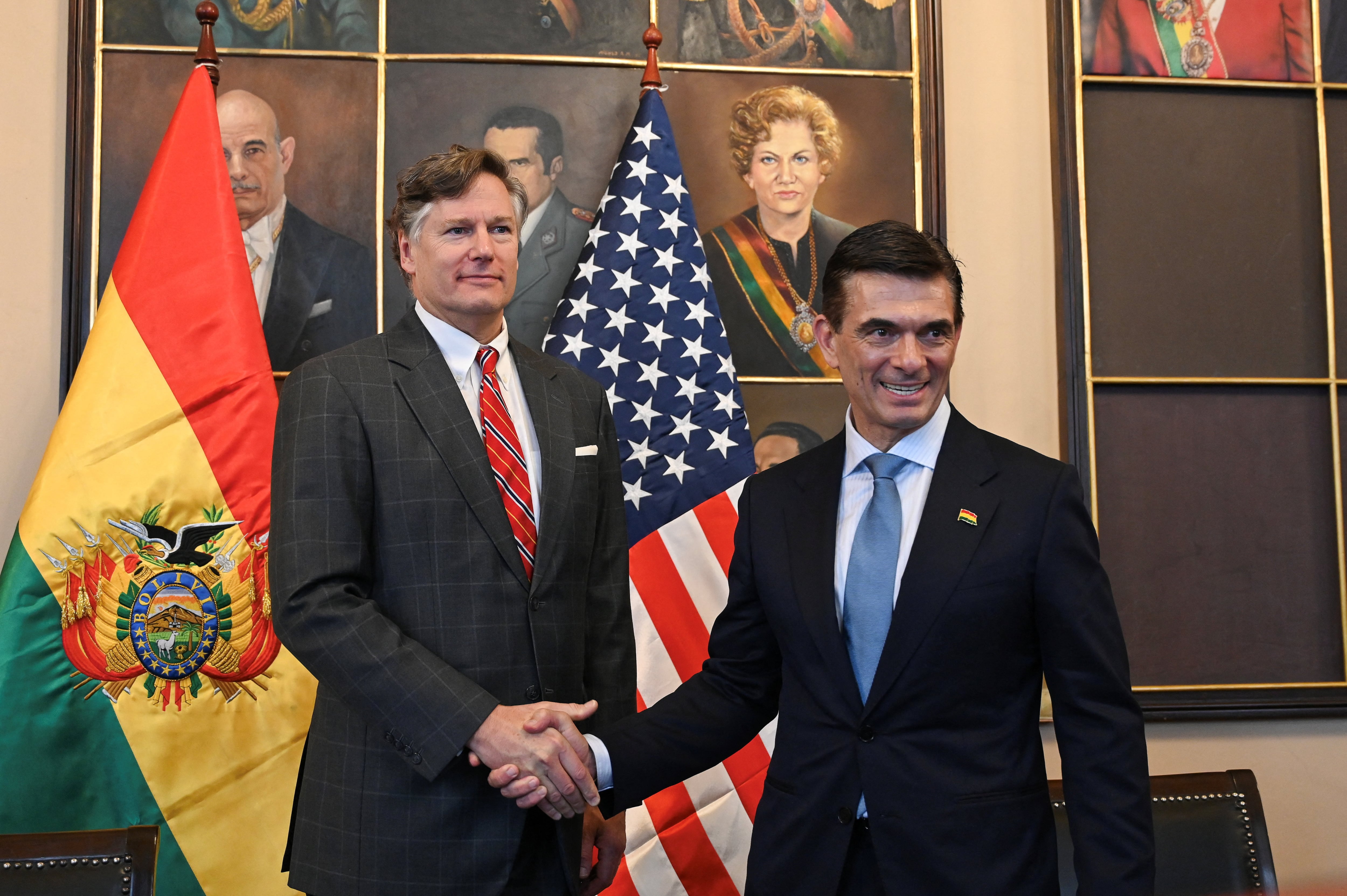 El presidente de Bolivia, Rodrigo Paz, y el subsecretario de Estado de Estados Unidos, Christopher Landau, se estrechan la mano después de la ceremonia de juramentación del presidente boliviano, en La Paz, Bolivia, el 8 de noviembre de 2025 (REUTERS/Claudia Morales)